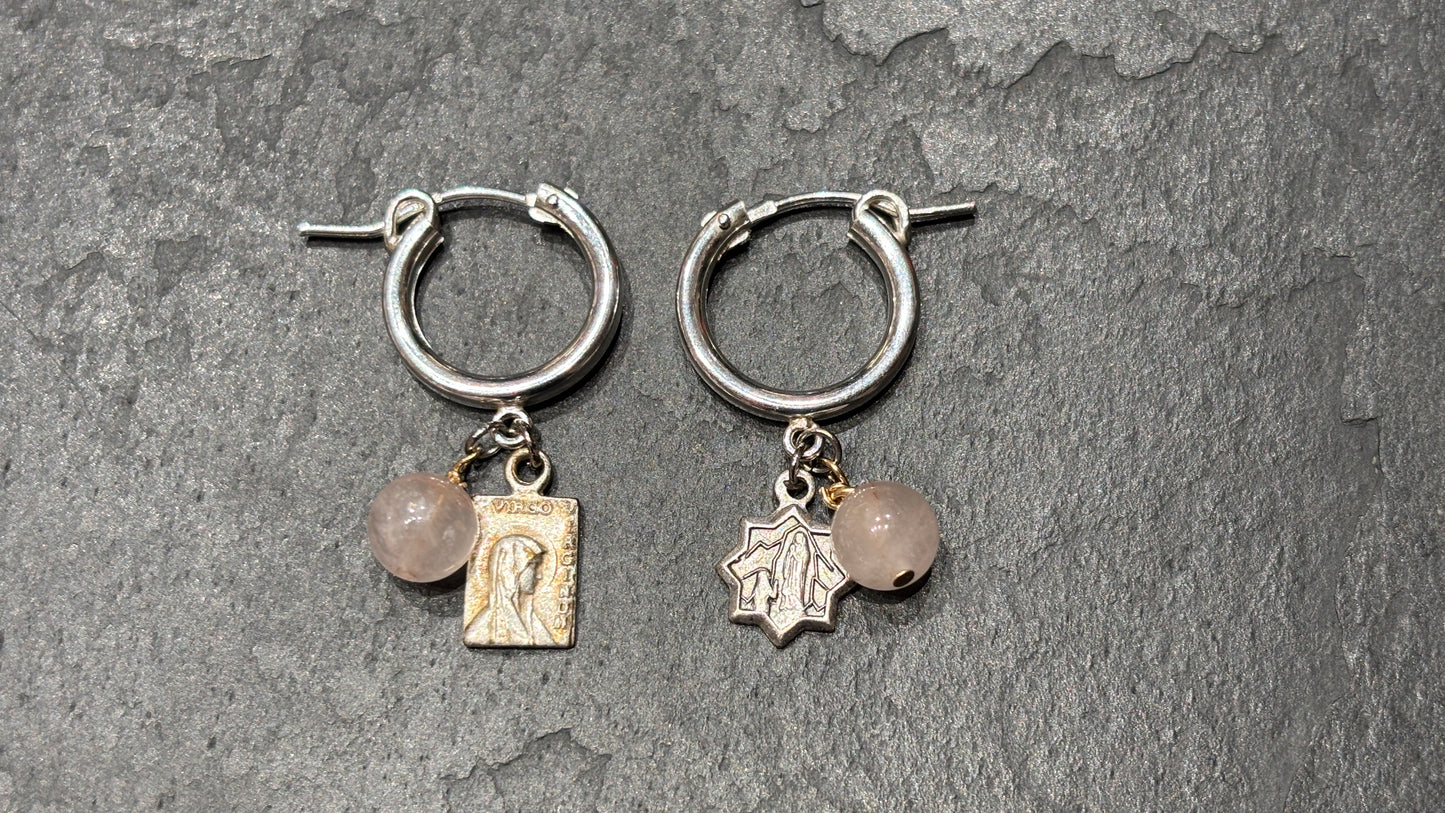 Mini créoles argent, quartz rose et médailles