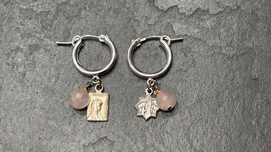 Mini créoles argent, quartz rose et médailles