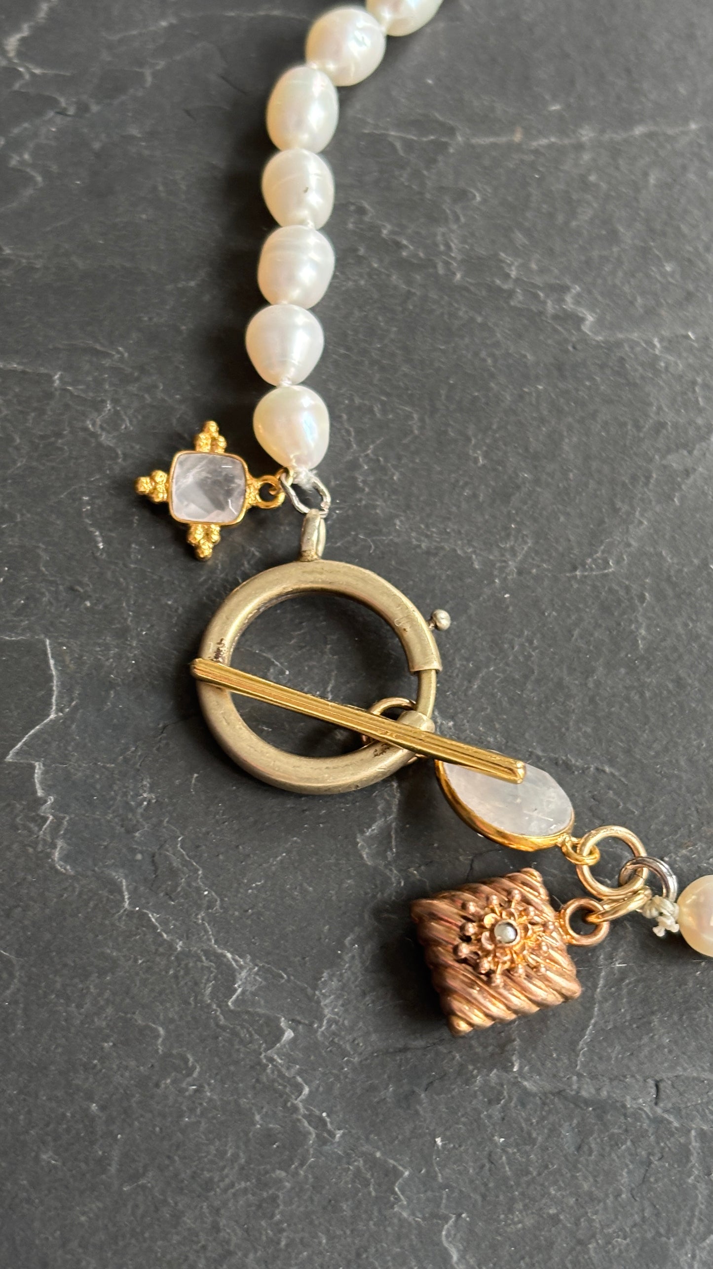 Collier de perles d’eau douce, quartz rose et médaillon ancien