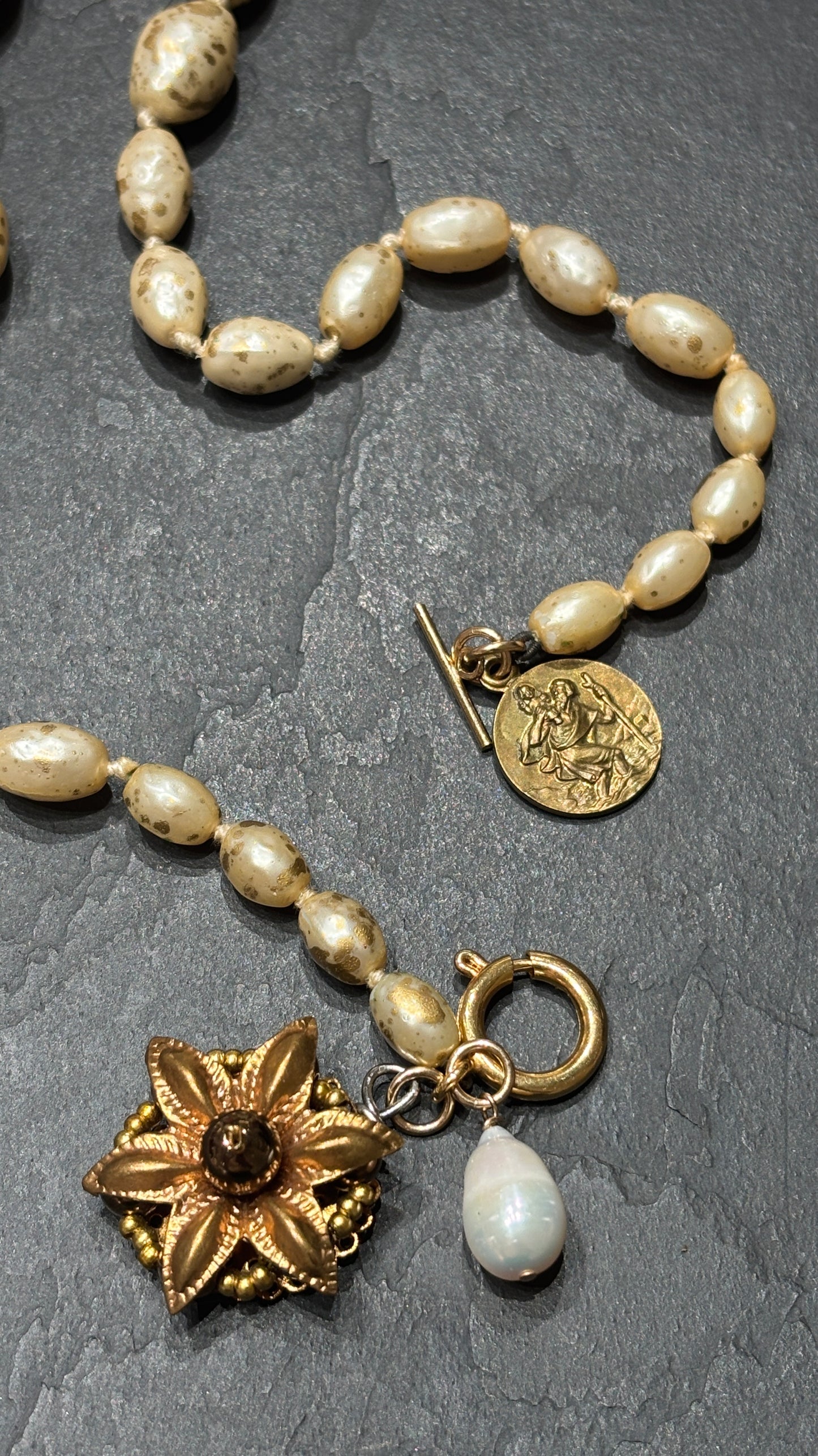 Collier de perles fantaisies , médaille de St Christophe, perle et fleur ancienne