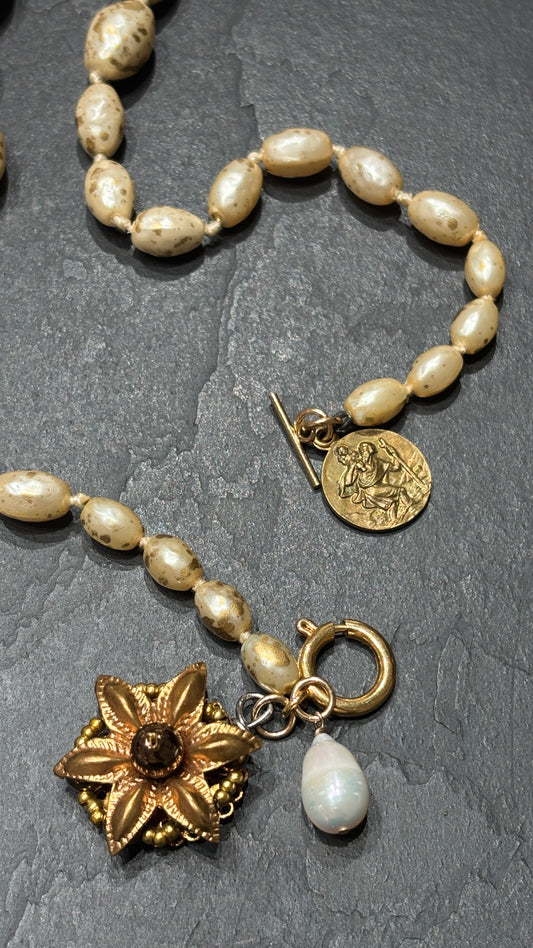 Collier de perles fantaisies , médaille de St Christophe, perle et fleur ancienne