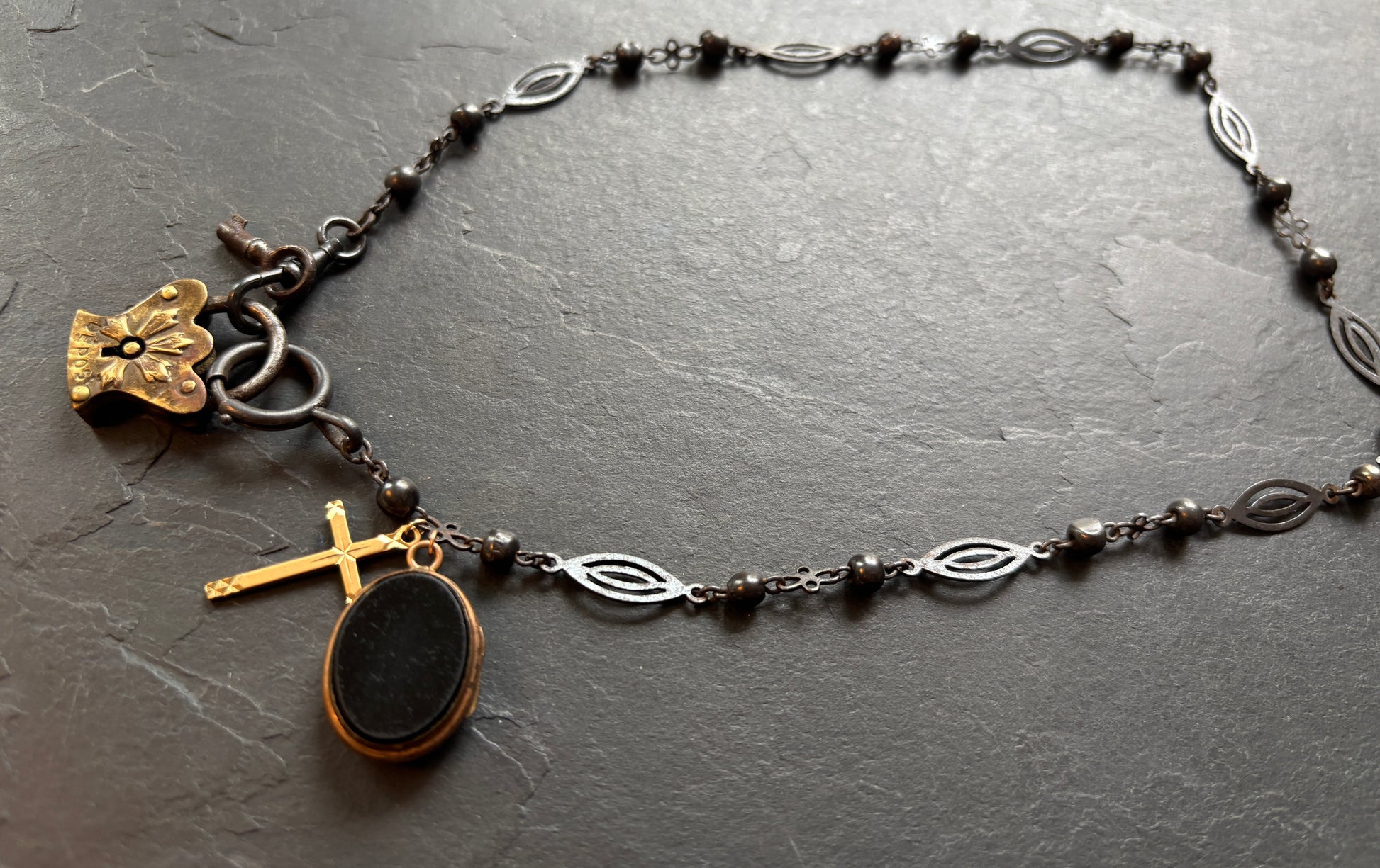 Collier chaîne de montre, cadenas, croix et médaillon à secret - blissparis