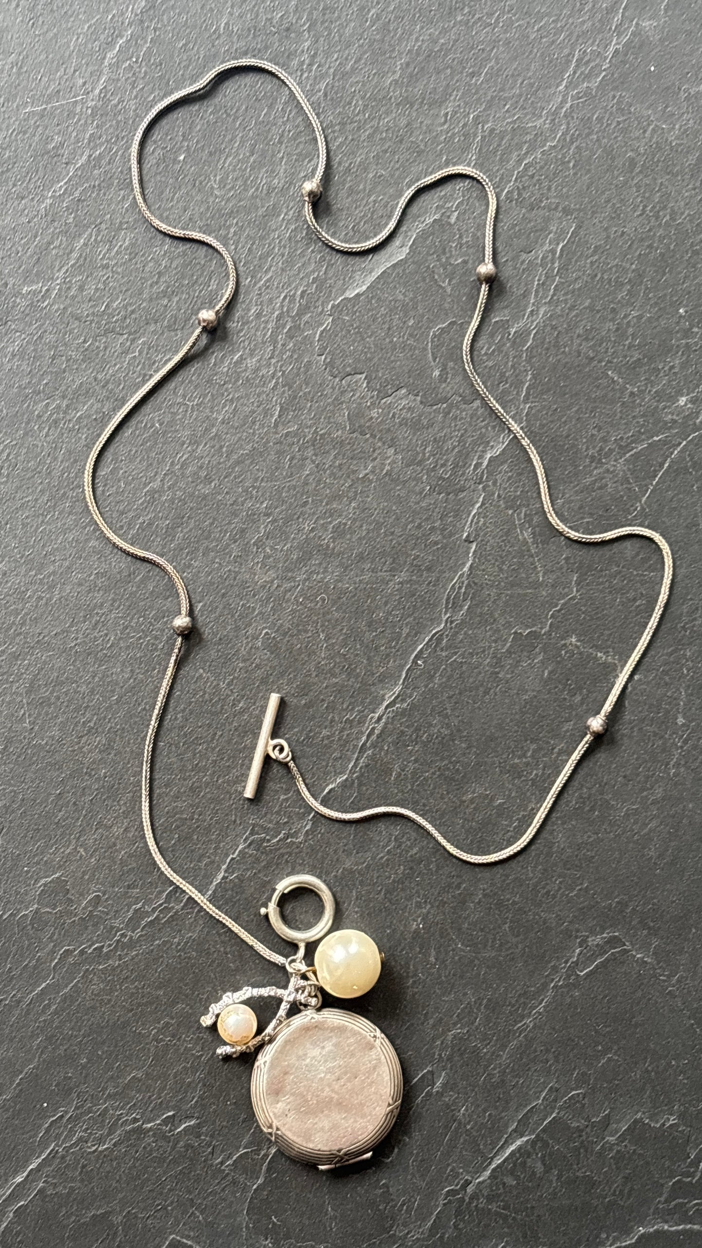 Collier en argent, médaillon à secret et perles