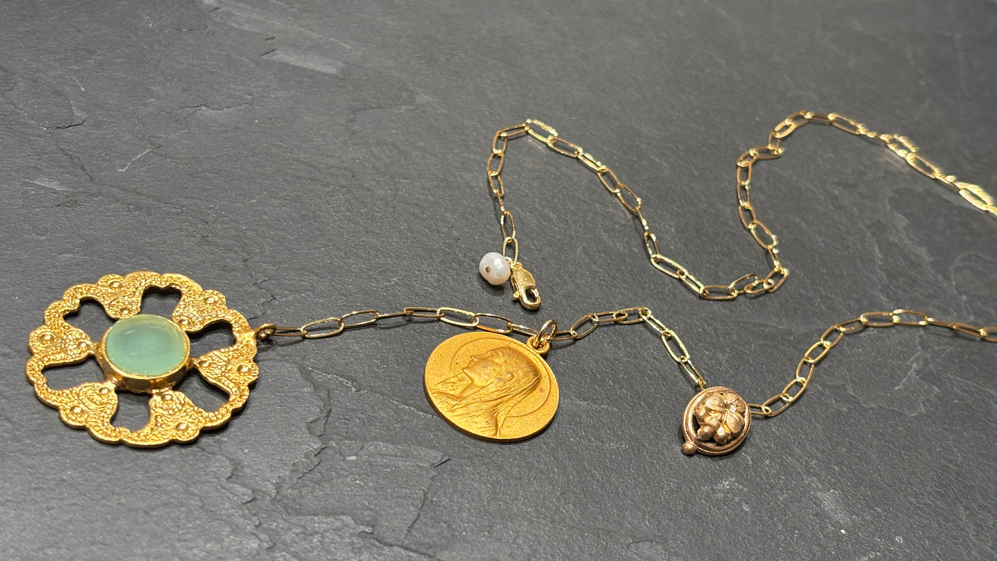 Collier lasso, motif floral et médaille ancienne