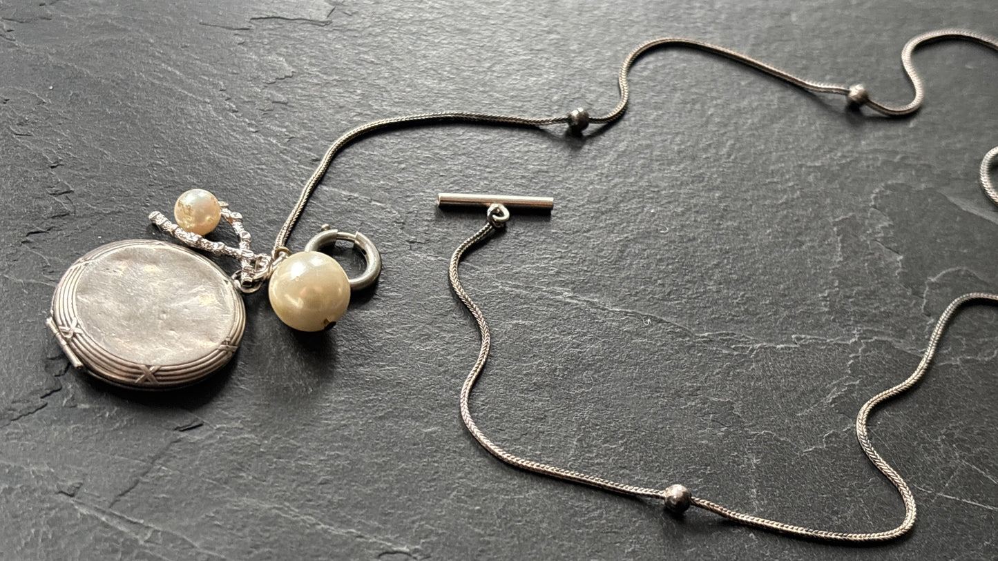 Collier en argent, médaillon à secret et perles
