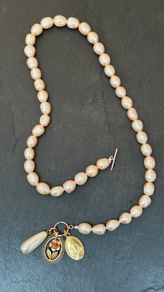 Collier de perles baroques rosées, pendentif à la rose, médaille miraculeuse