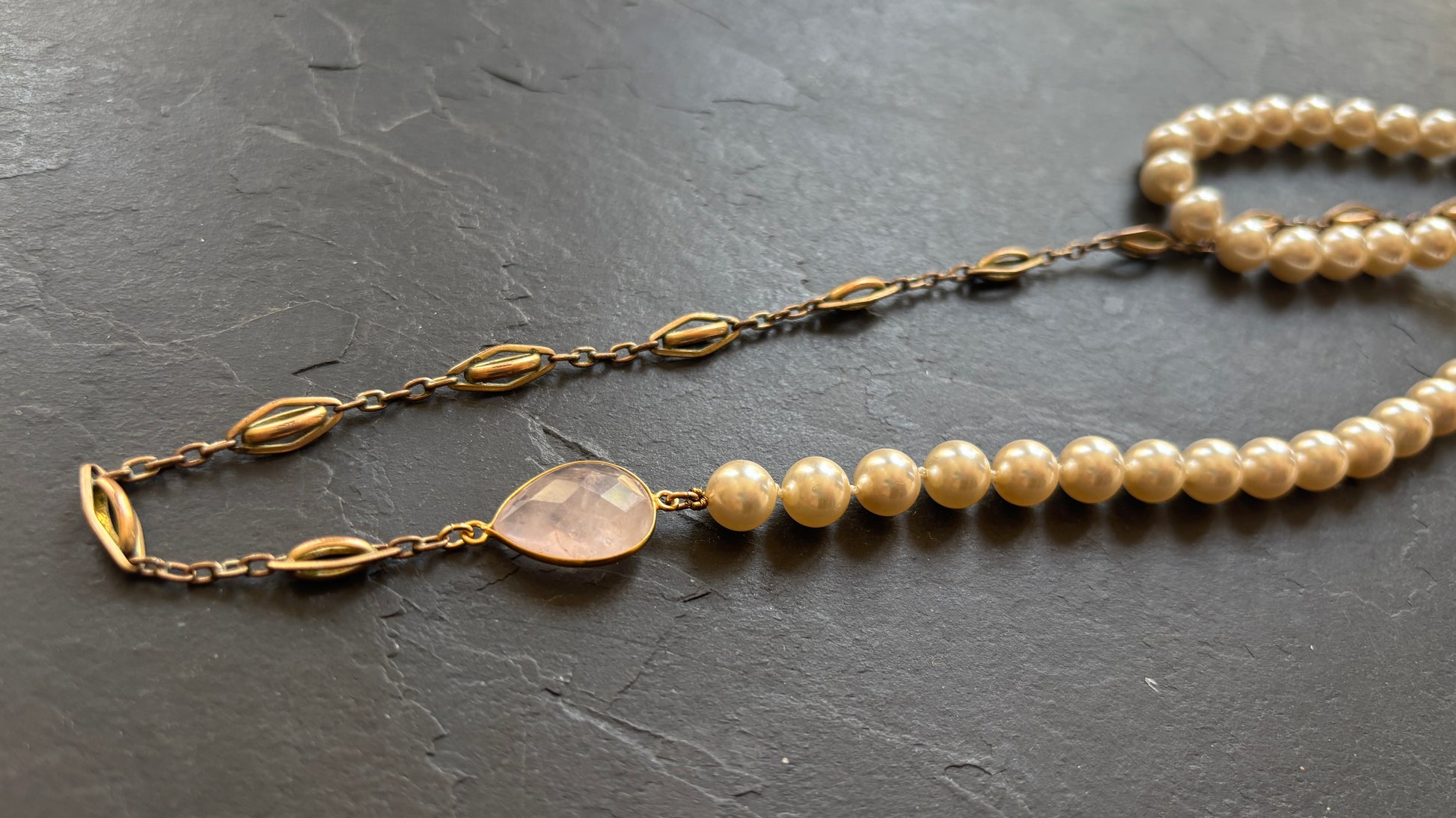 Sautoir en perles, chaîne de montre et quartz rose - blissparis