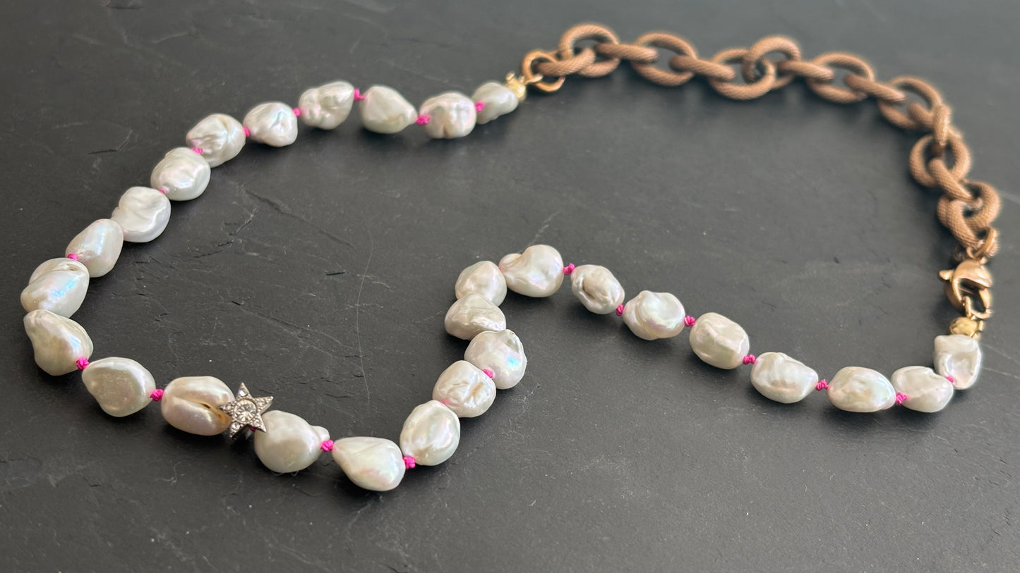 Collier de perles baroques sur fil rose et large chaîne diamantée
