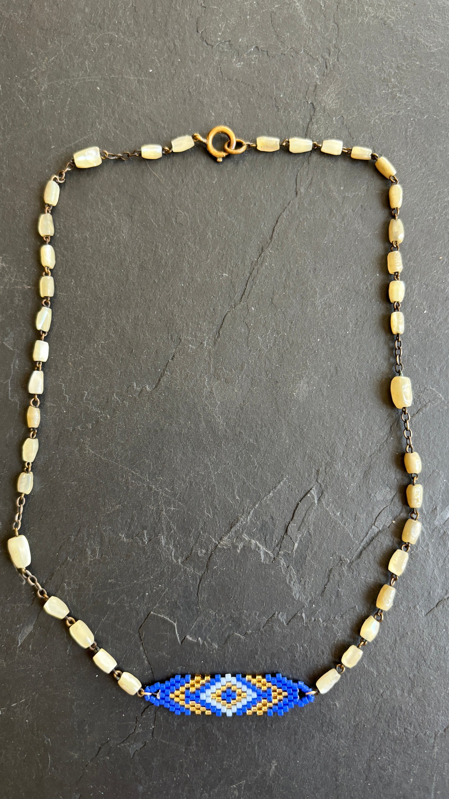 Collier en chapelet de nacre et motif brésilien - blissparis