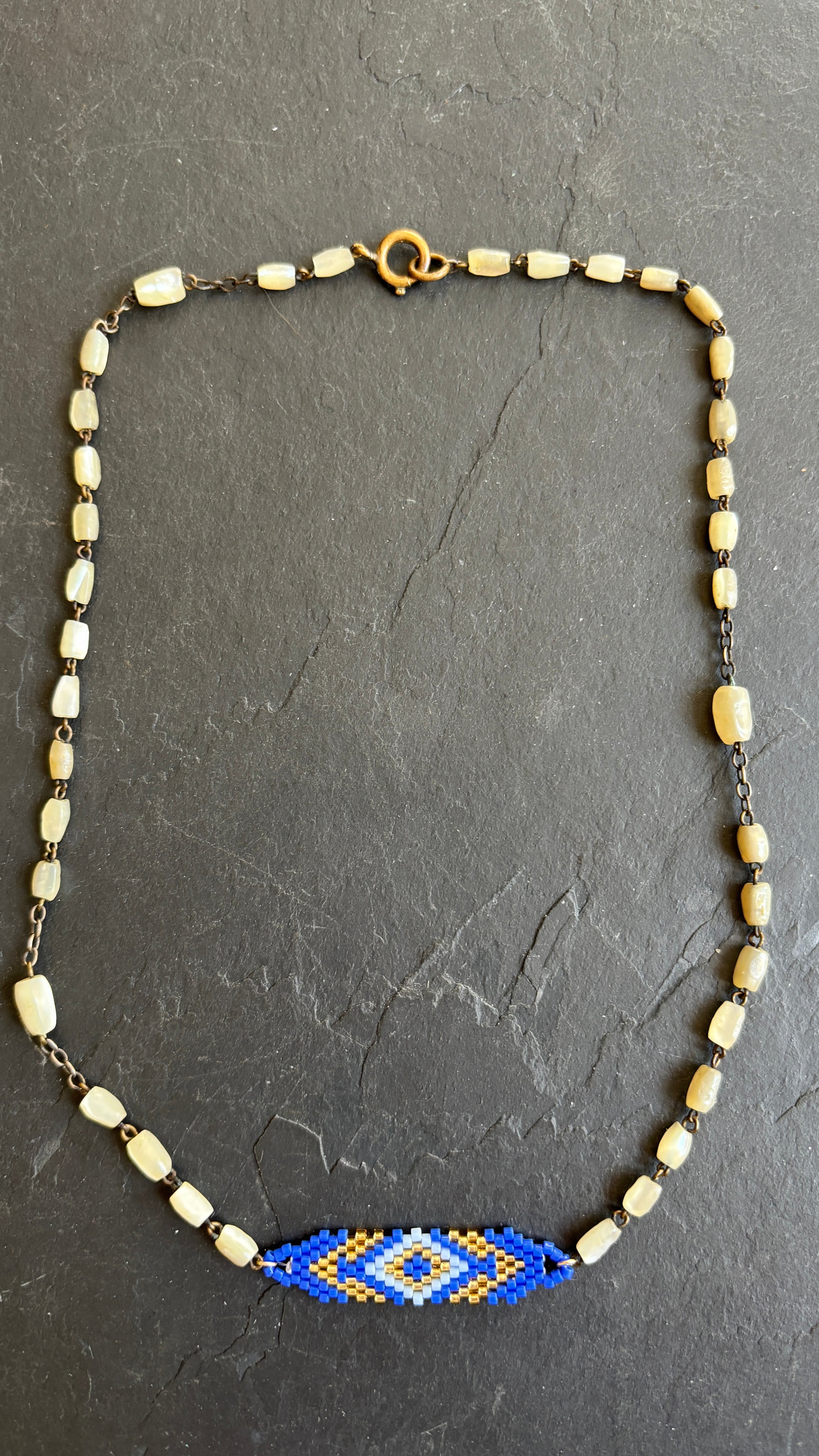 Collier en chapelet de nacre et motif brésilien - blissparis