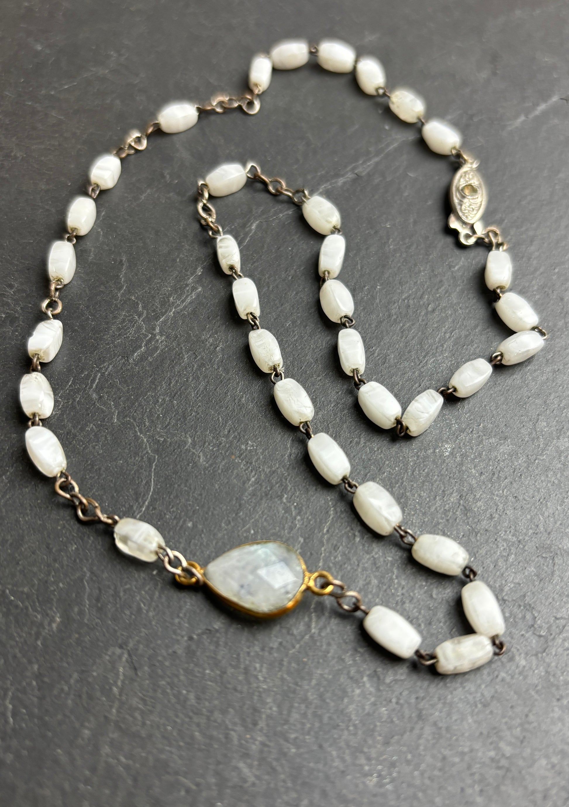 Collier chapelet blanc et Pierre de Lune - blissparis