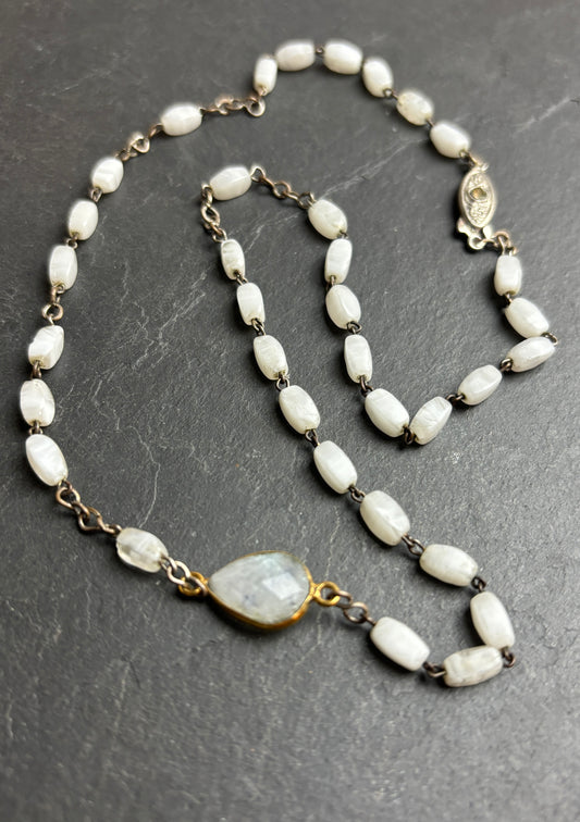 Collier chapelet blanc et Pierre de Lune - blissparis