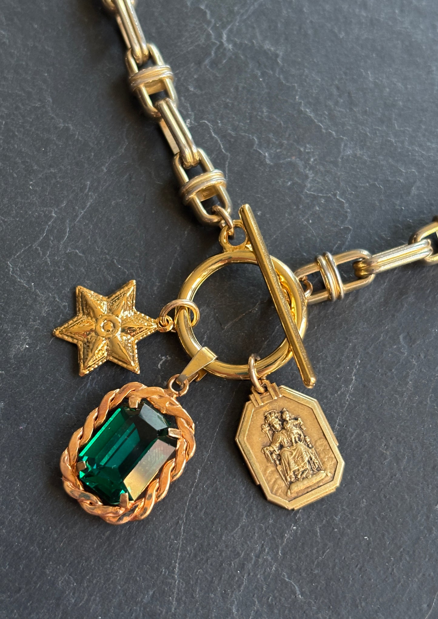 Collier chaîne 70s, pendentif en strass vert et médailles - blissparis