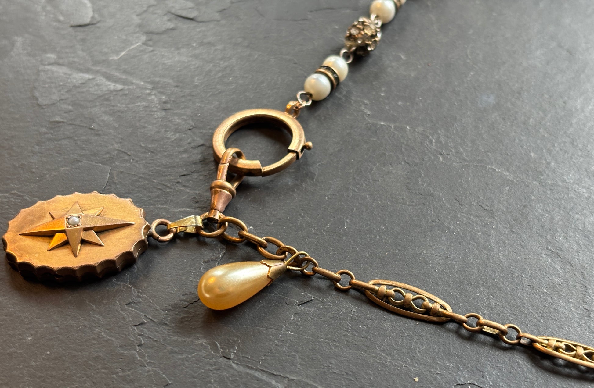 Collier perles, strass, chaîne filgrane et médaillon à secret - blissparis