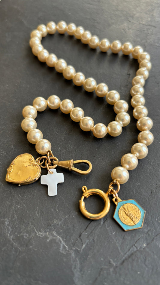 Collier de perles, cœur à secret et médaille de ND de Lachet - blissparis
