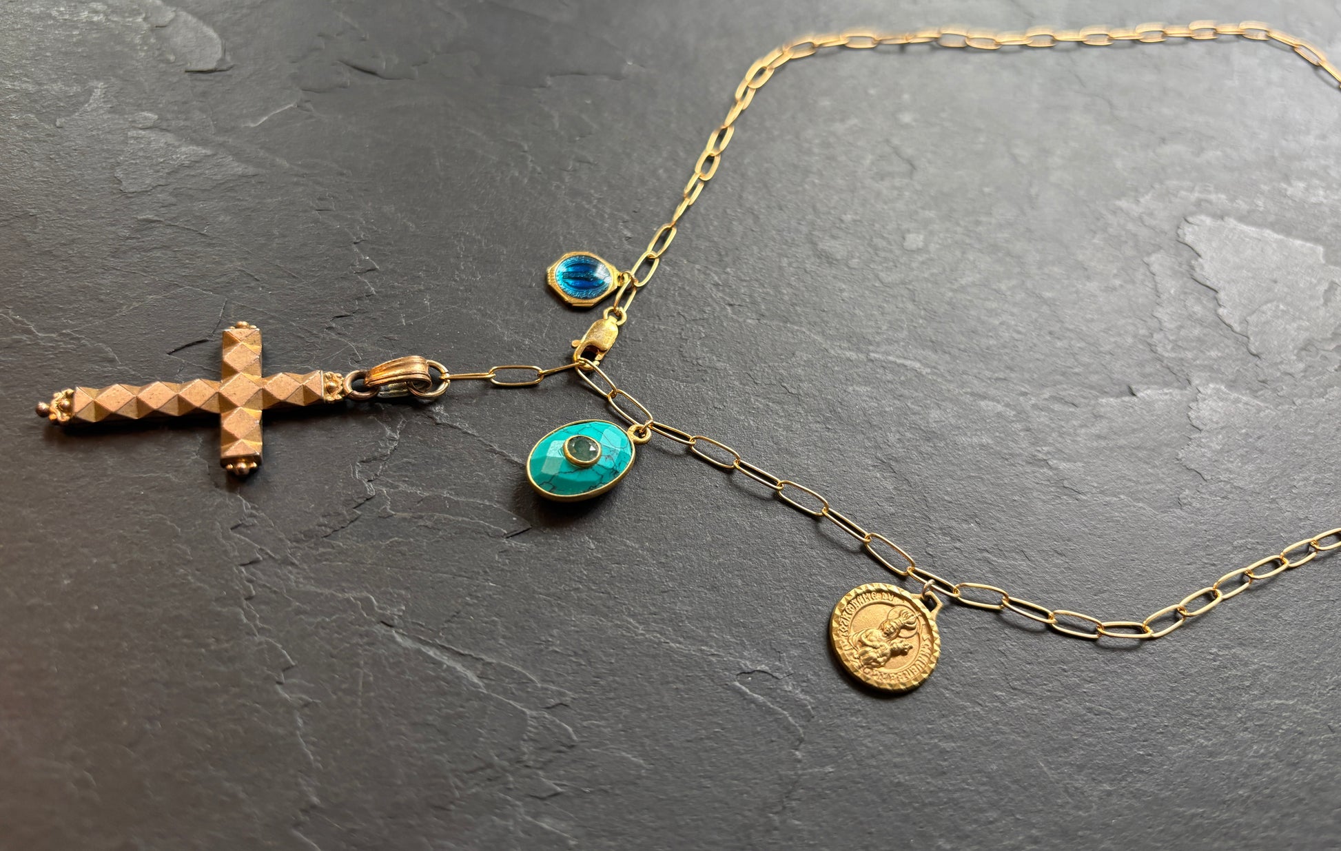 Collier lasso croix, turquoise et médailles - blissparis