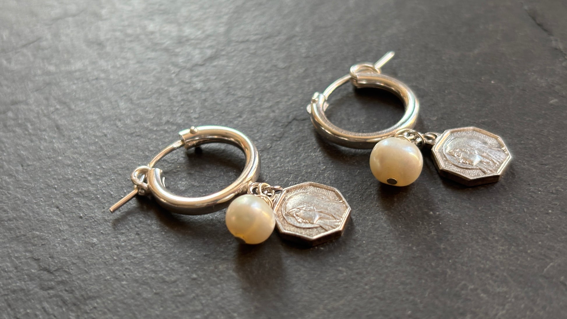 Mini créoles argent , perles et médailles - blissparis