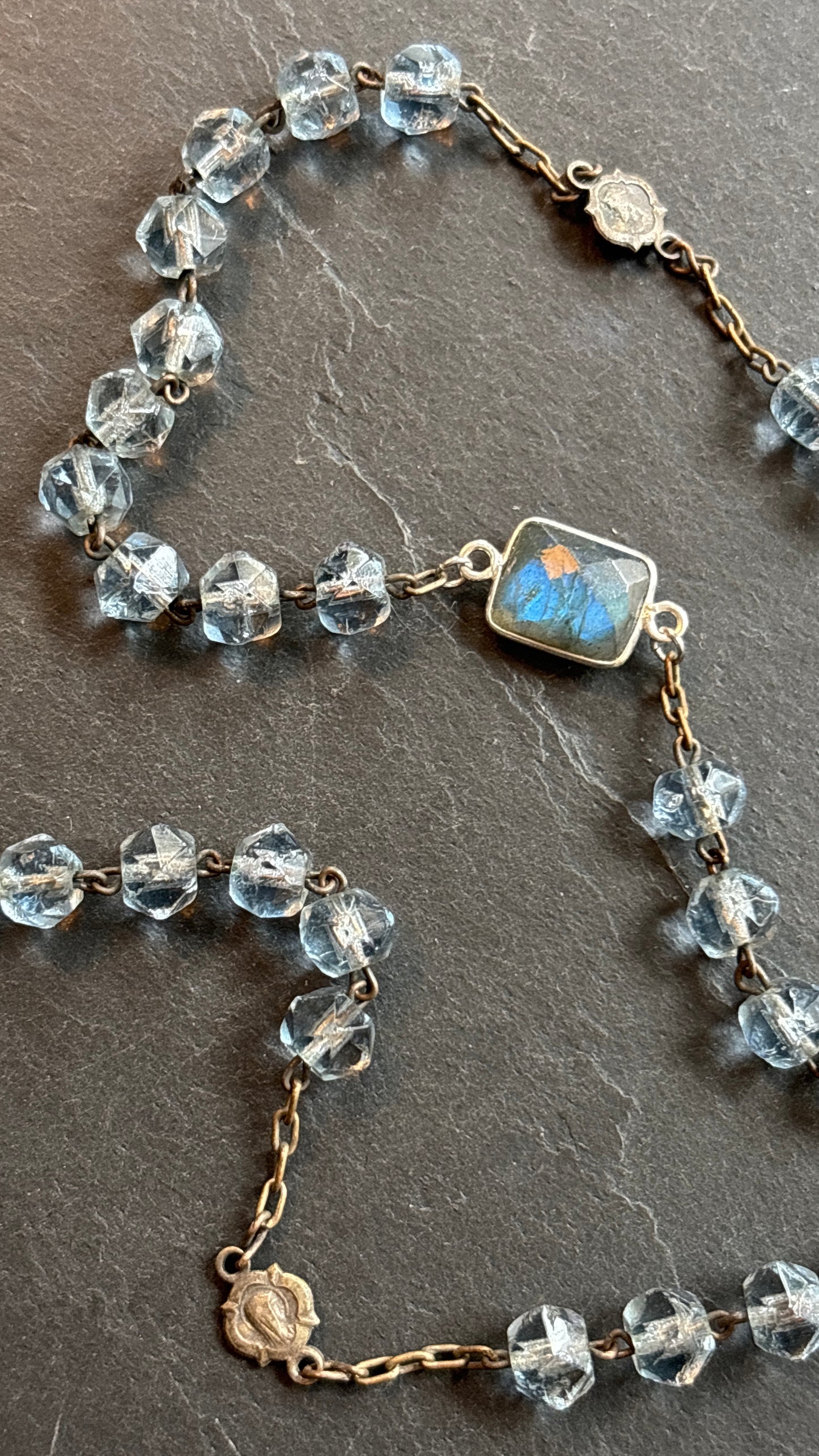 Collier chapelet en perles de verre et labradorite - blissparis