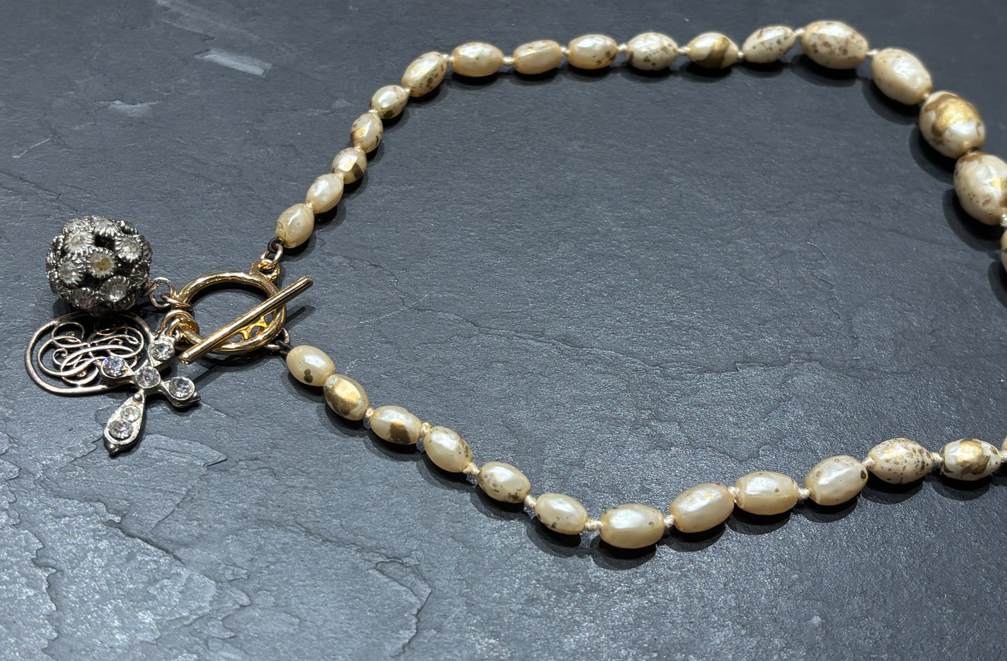 Collier de perles fantaisies, médailles et strass