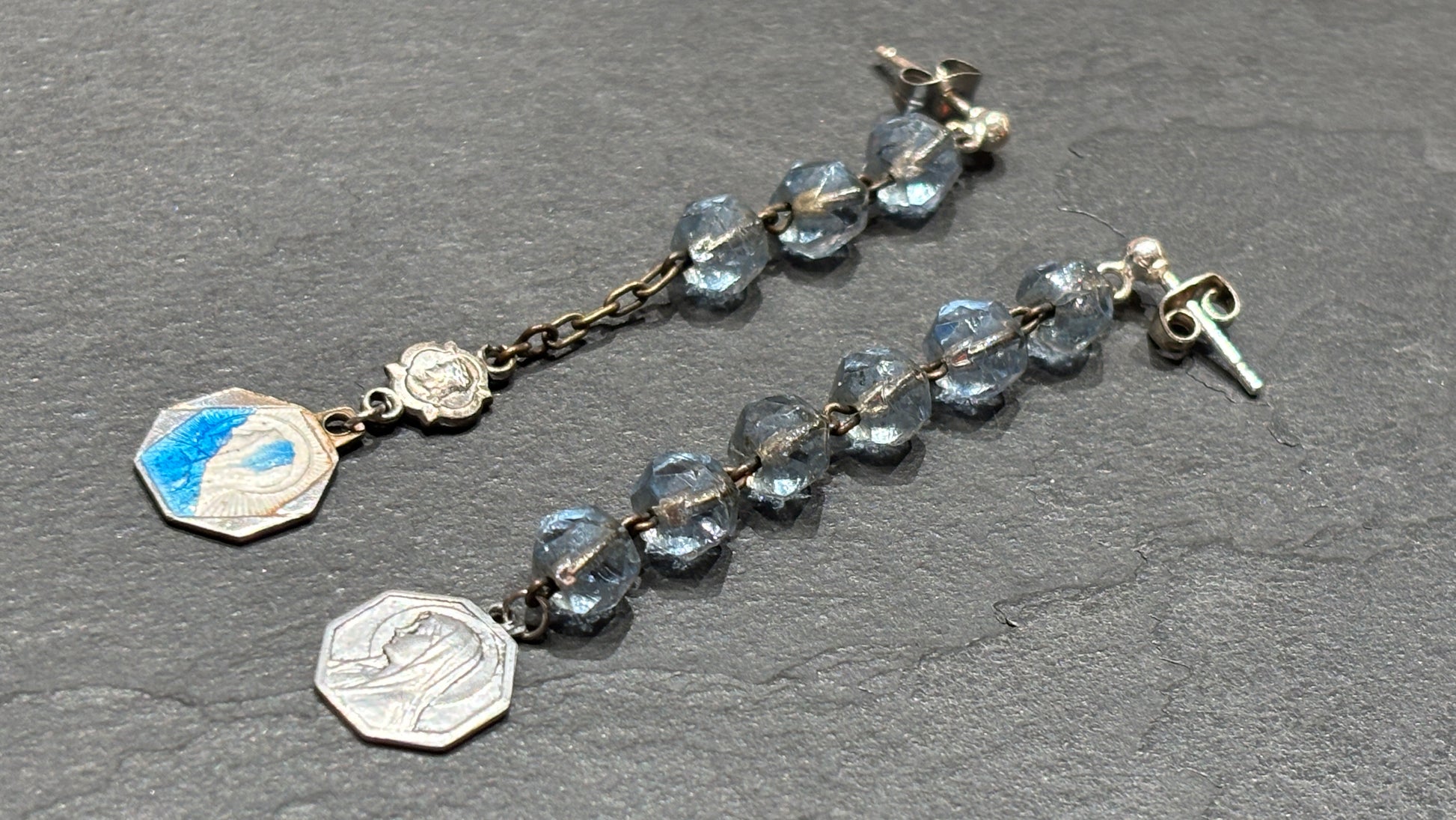 Pendants en chapelet de verre et médailles de la Vierge - blissparis