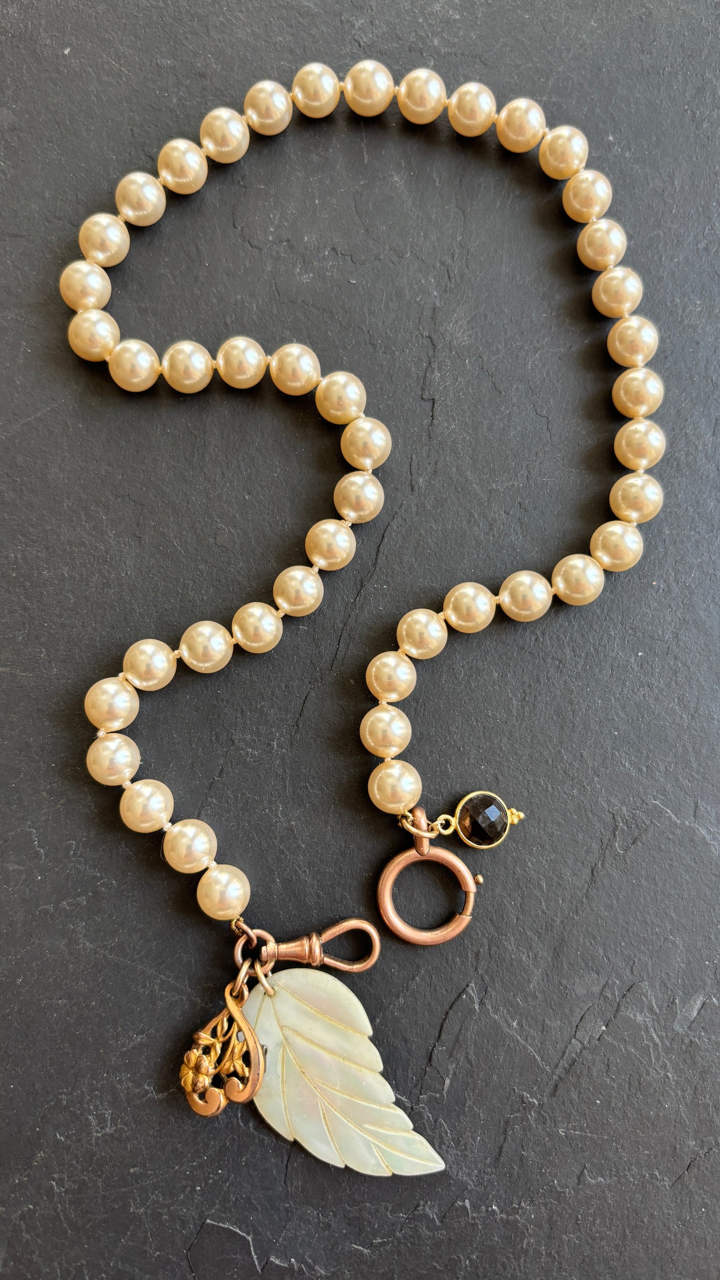 Collier de perles , feuille de nacre et pendentifs - blissparis