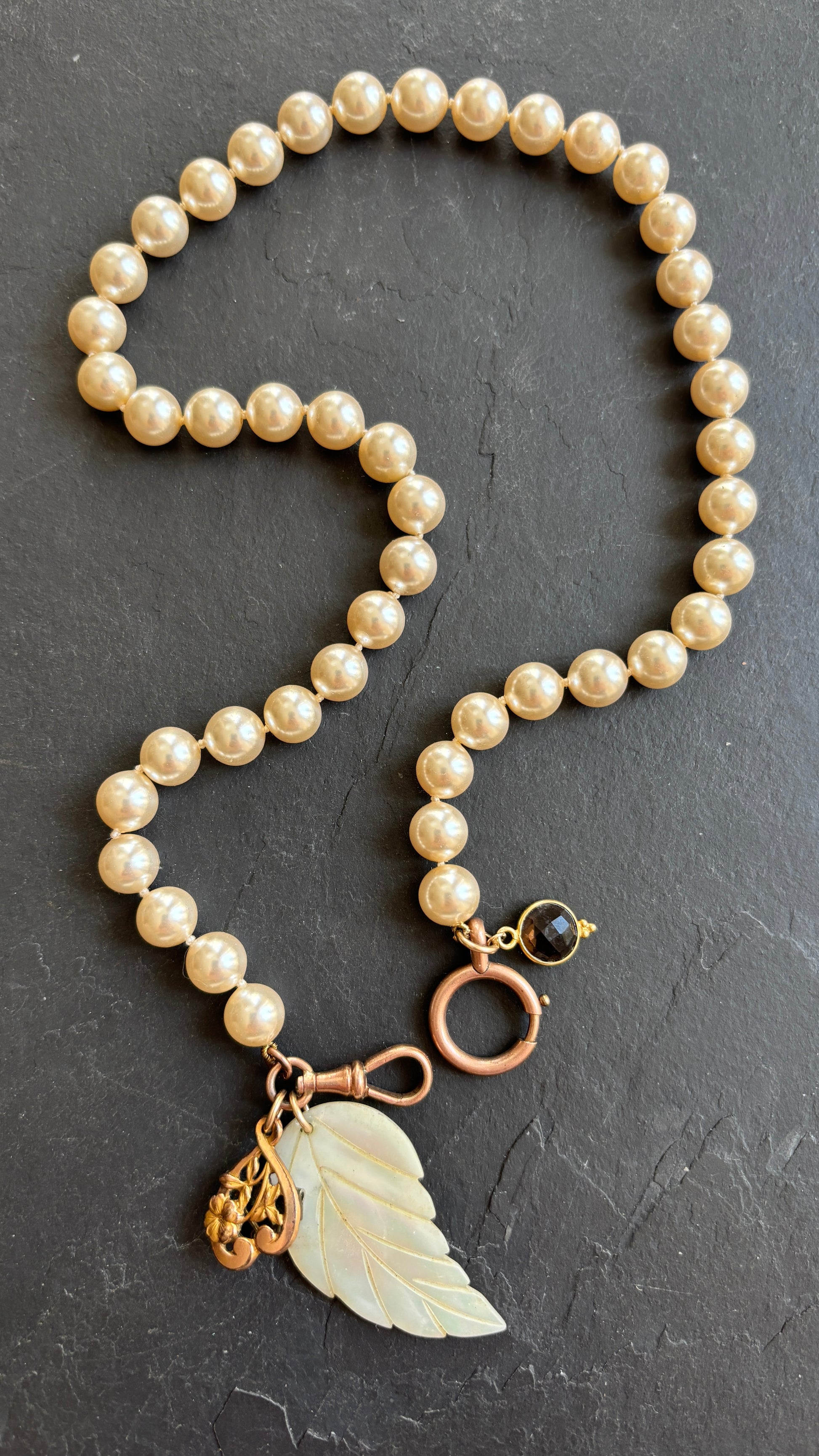 Collier de perles , feuille de nacre et pendentifs - blissparis