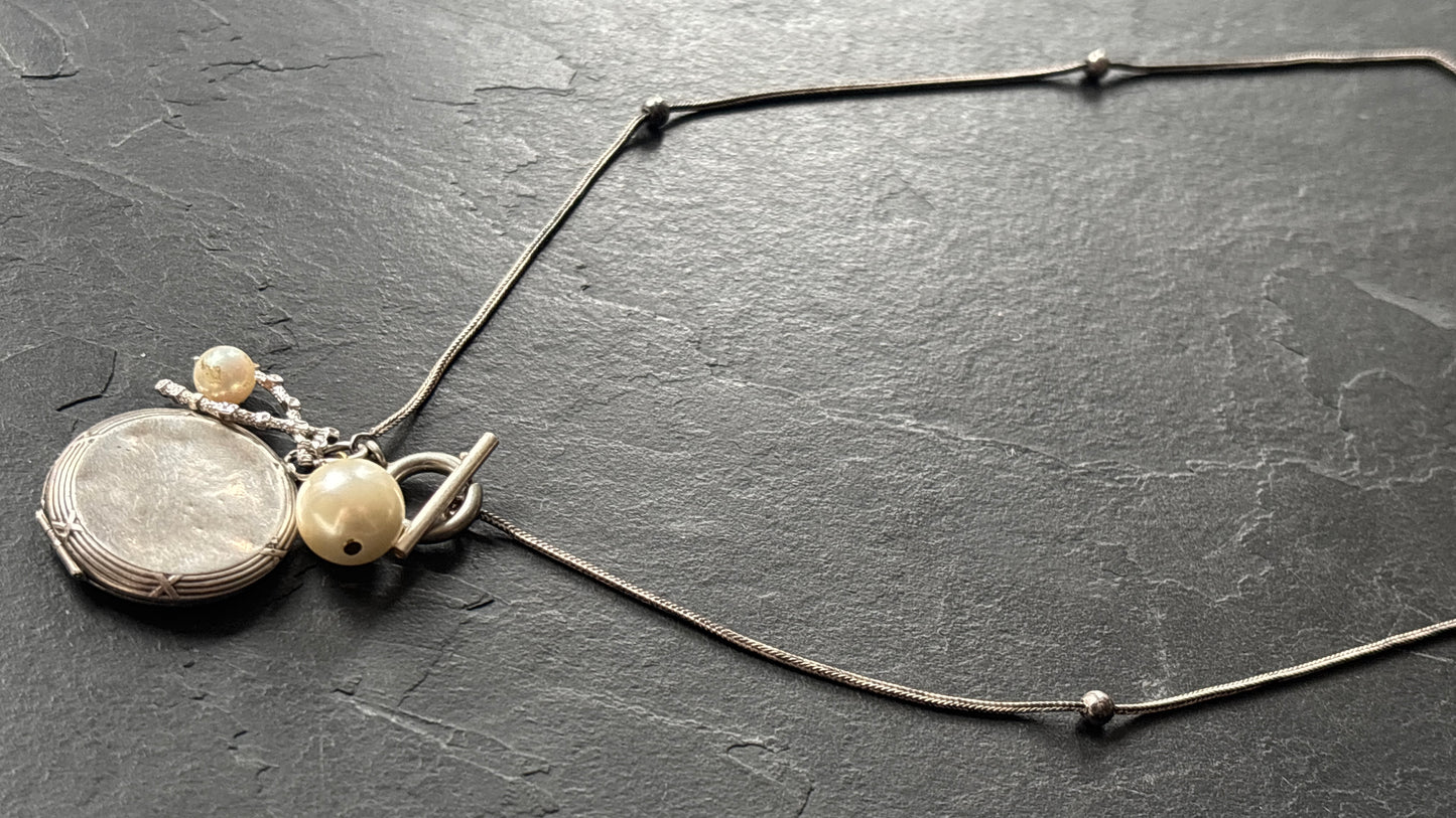 Collier en argent, médaillon à secret et perles