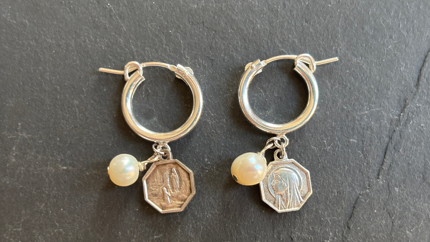 Mini créoles argent , perles et médailles - blissparis