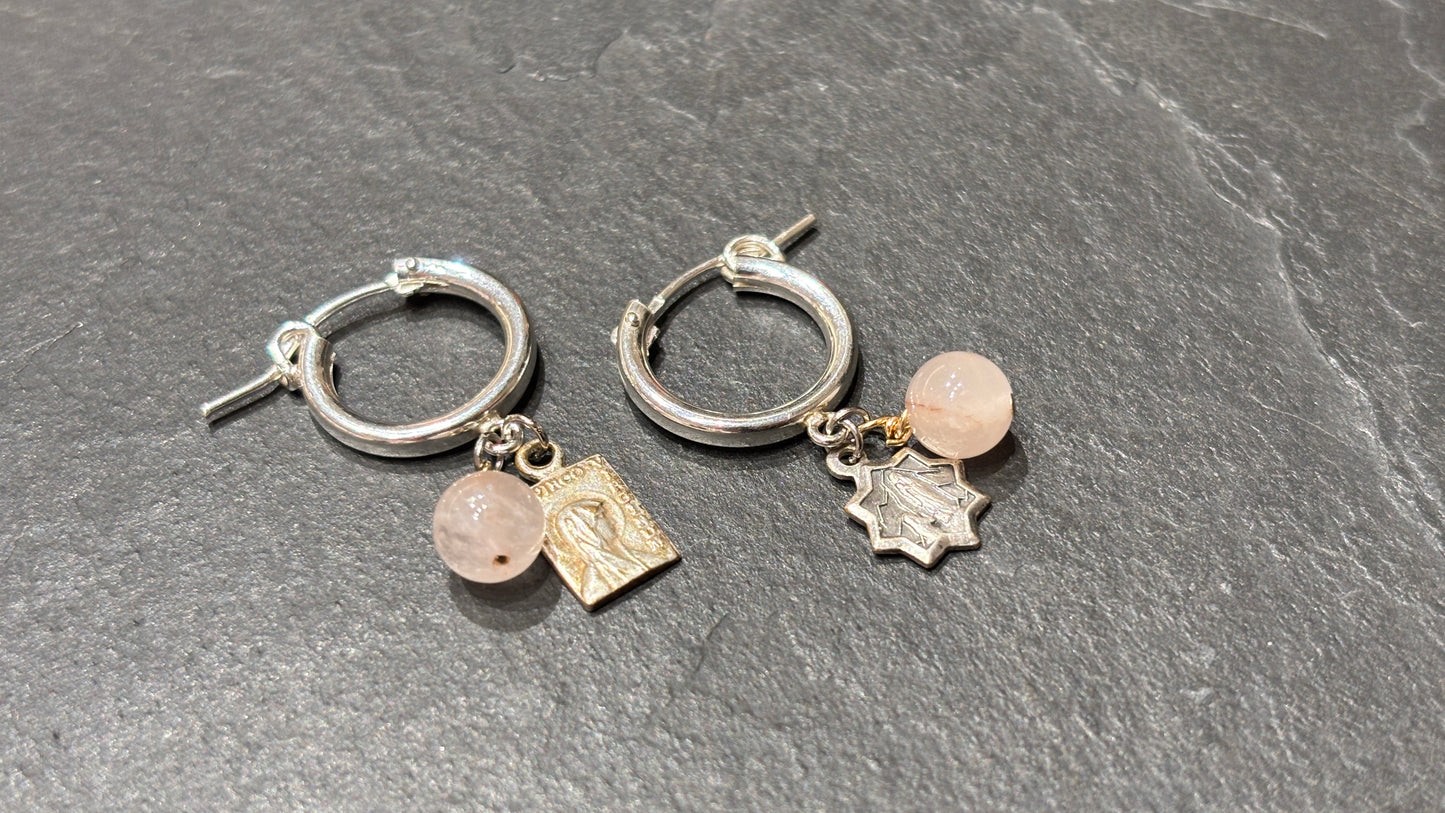 Mini créoles argent, quartz rose et médailles