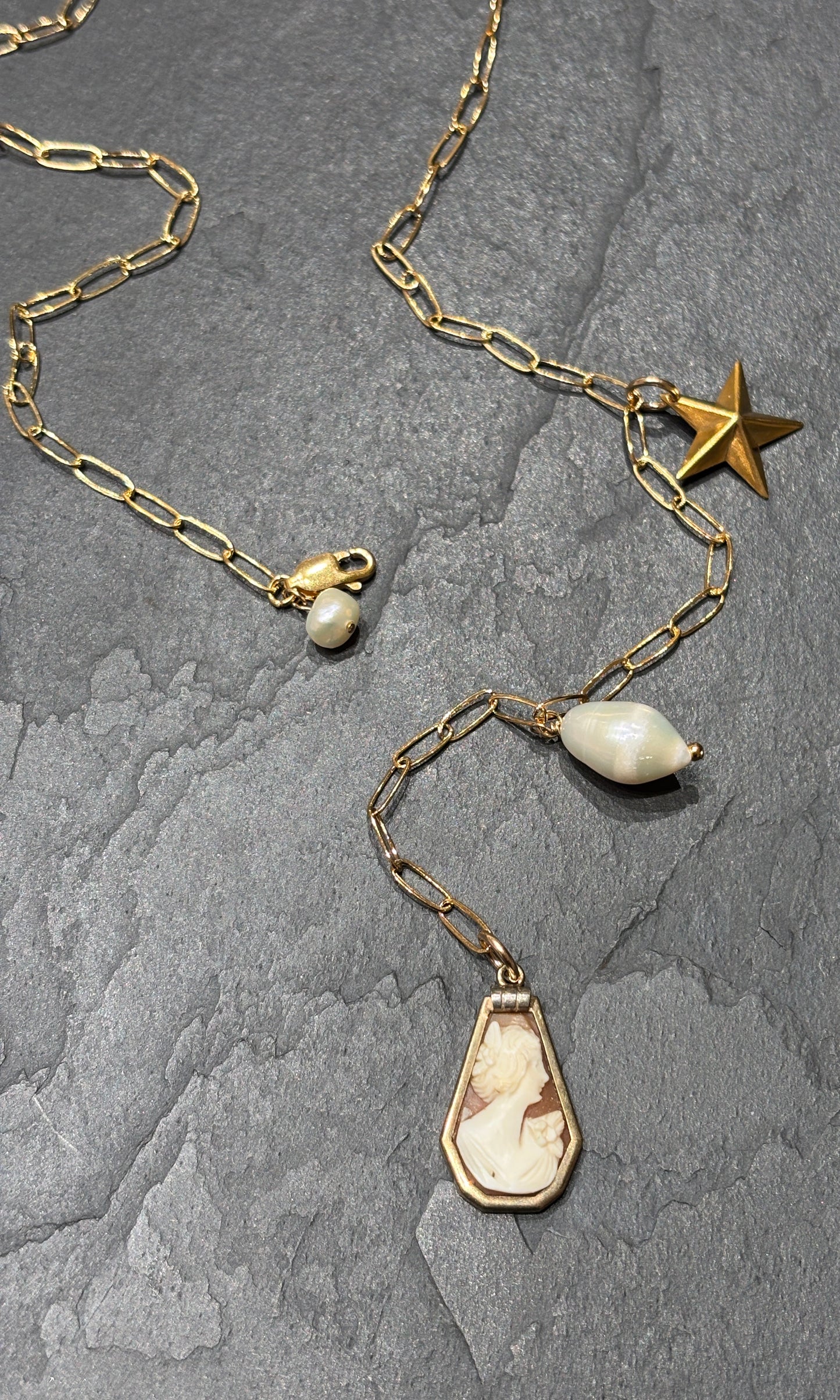 Collier lasso, Camee et perles