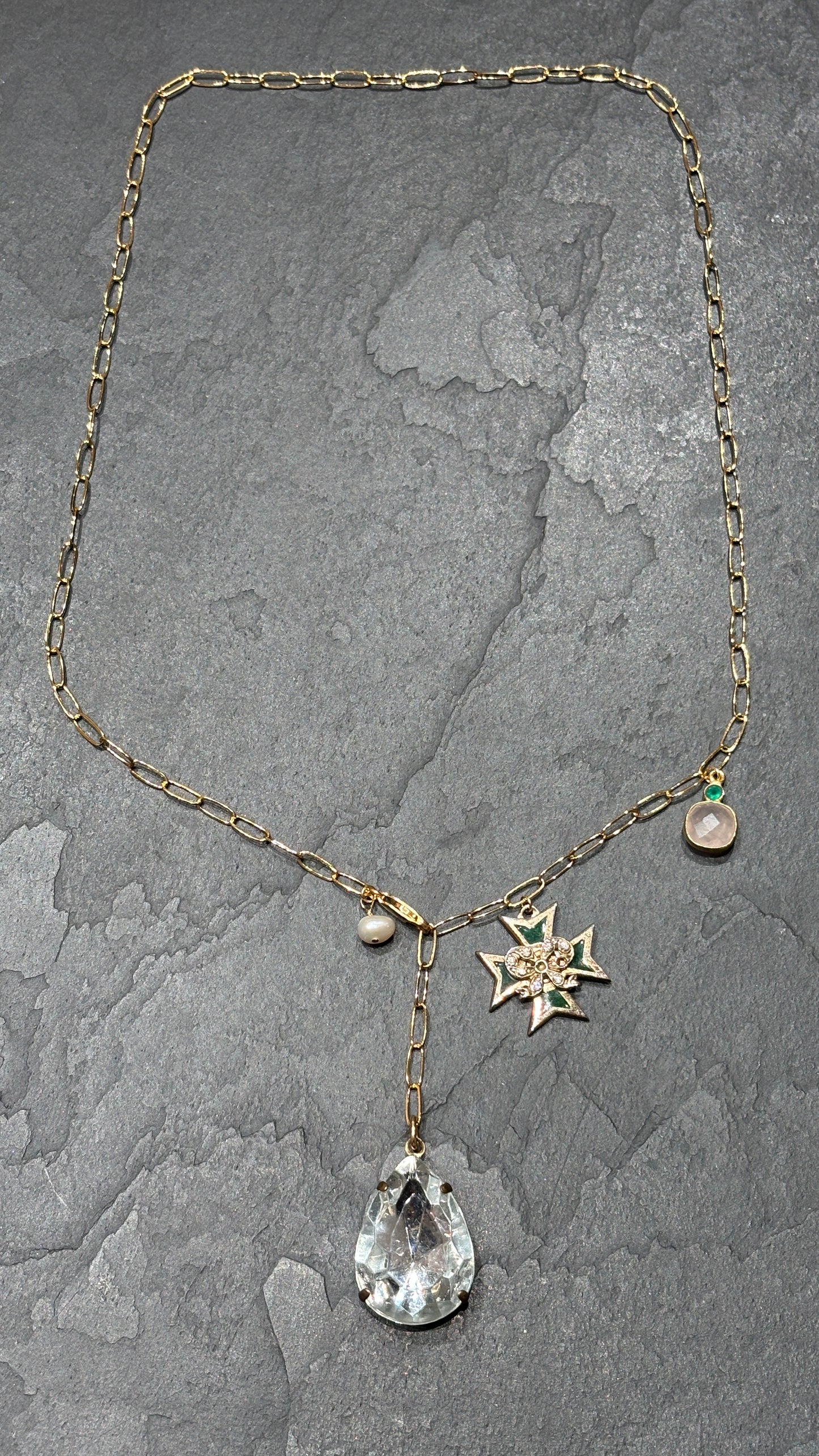 Collier lasso, large strass goutte, croix de Malte
