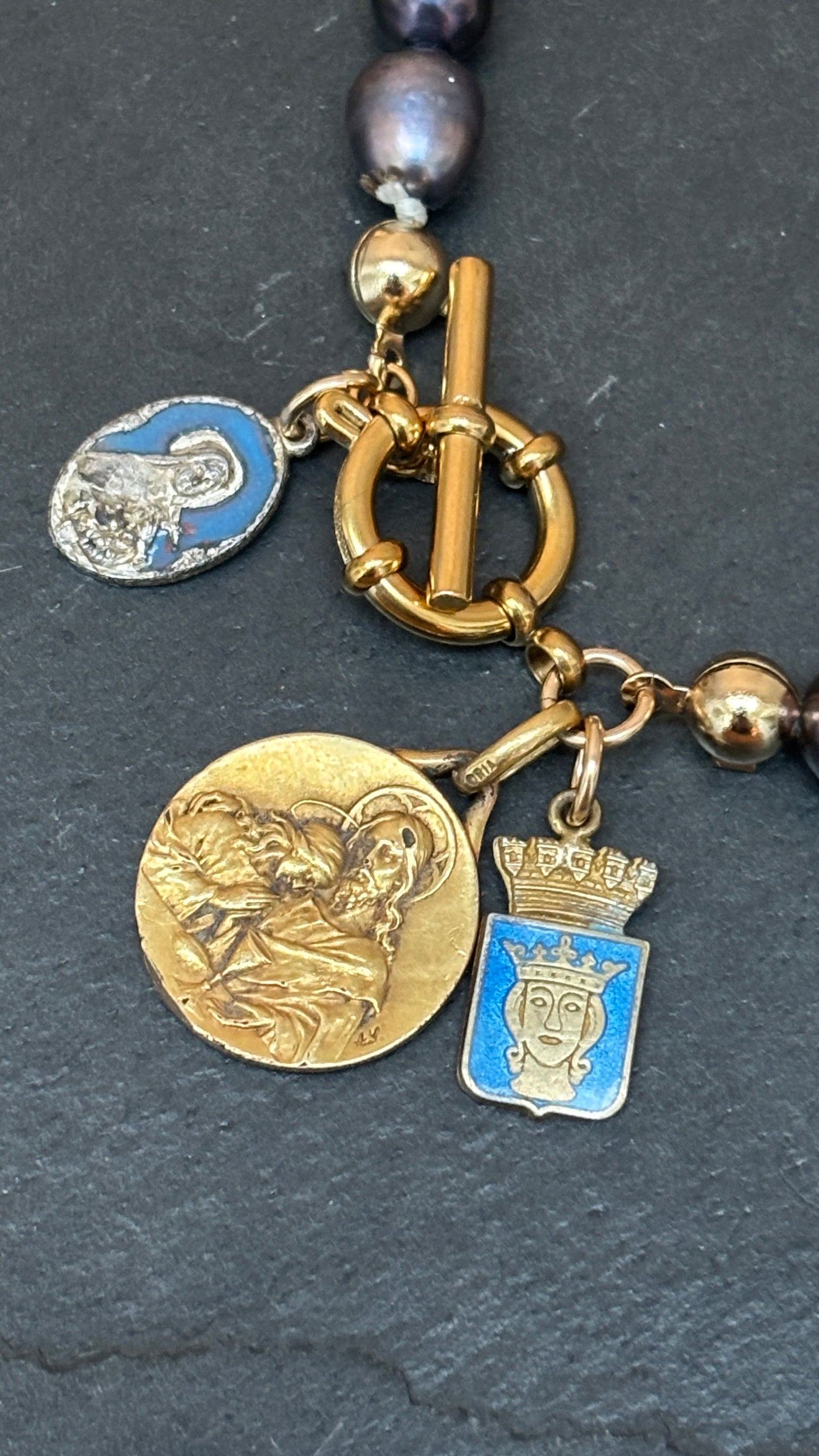 Collier de perles bleues nuit, médaille de St Jean Baptiste, Ste Thérèse et blason Danois
