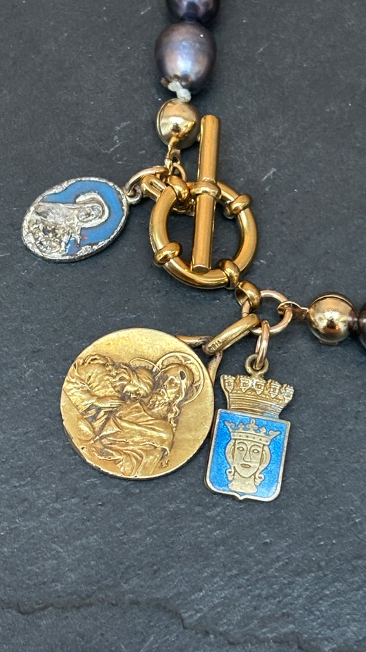 Collier de perles bleues nuit, médaille de St Jean Baptiste, Ste Thérèse et blason Danois