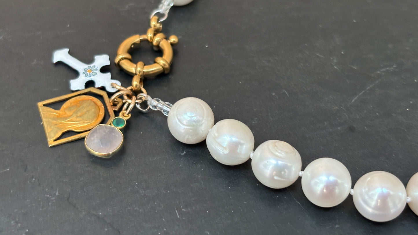 Collier de perles baroques, croix bretonne, Vierge au Voile et Quartz rose