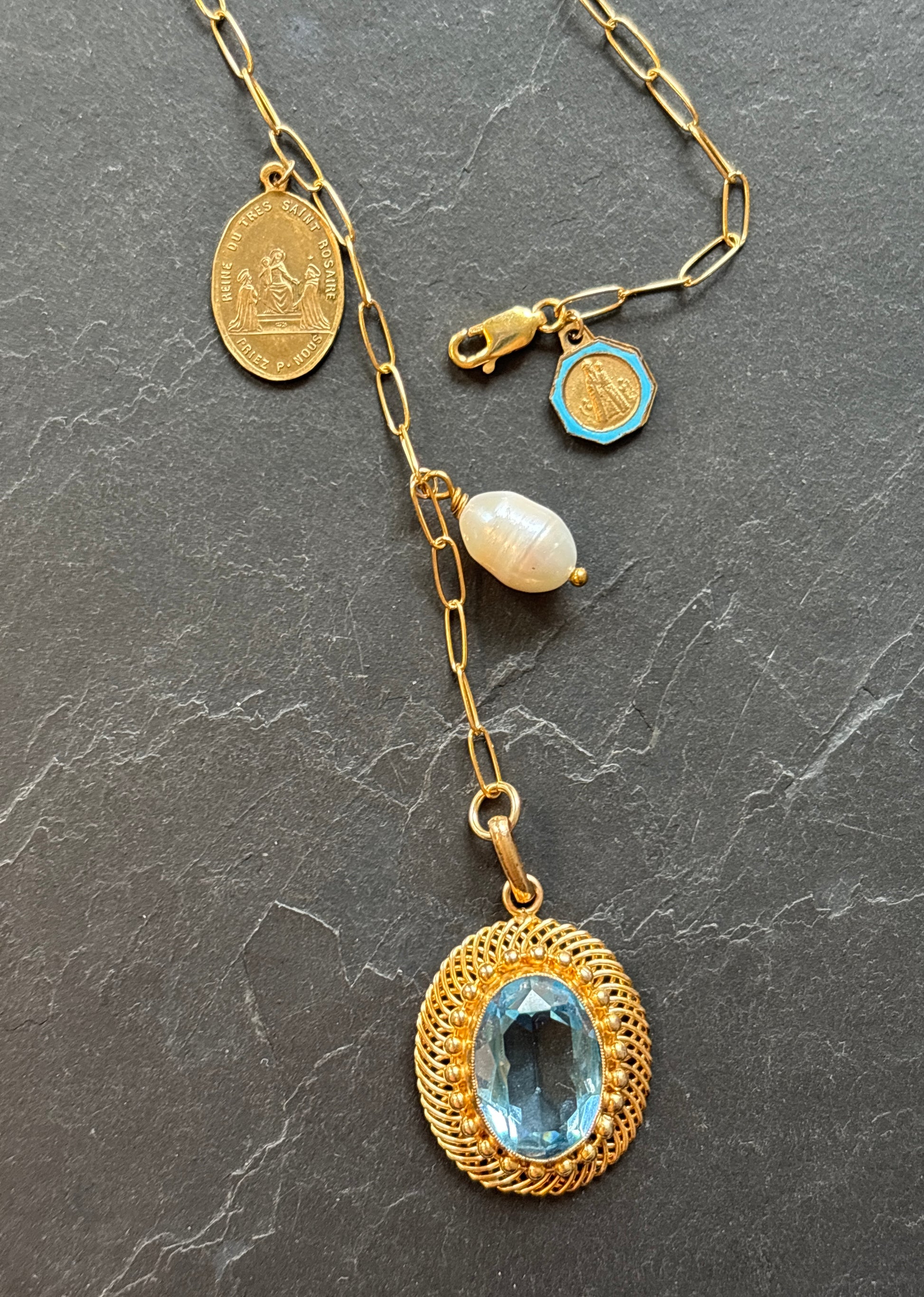 Collier lasso, médaillon en Topaze années 50, Vierge émaillée et perle baroque - blissparis