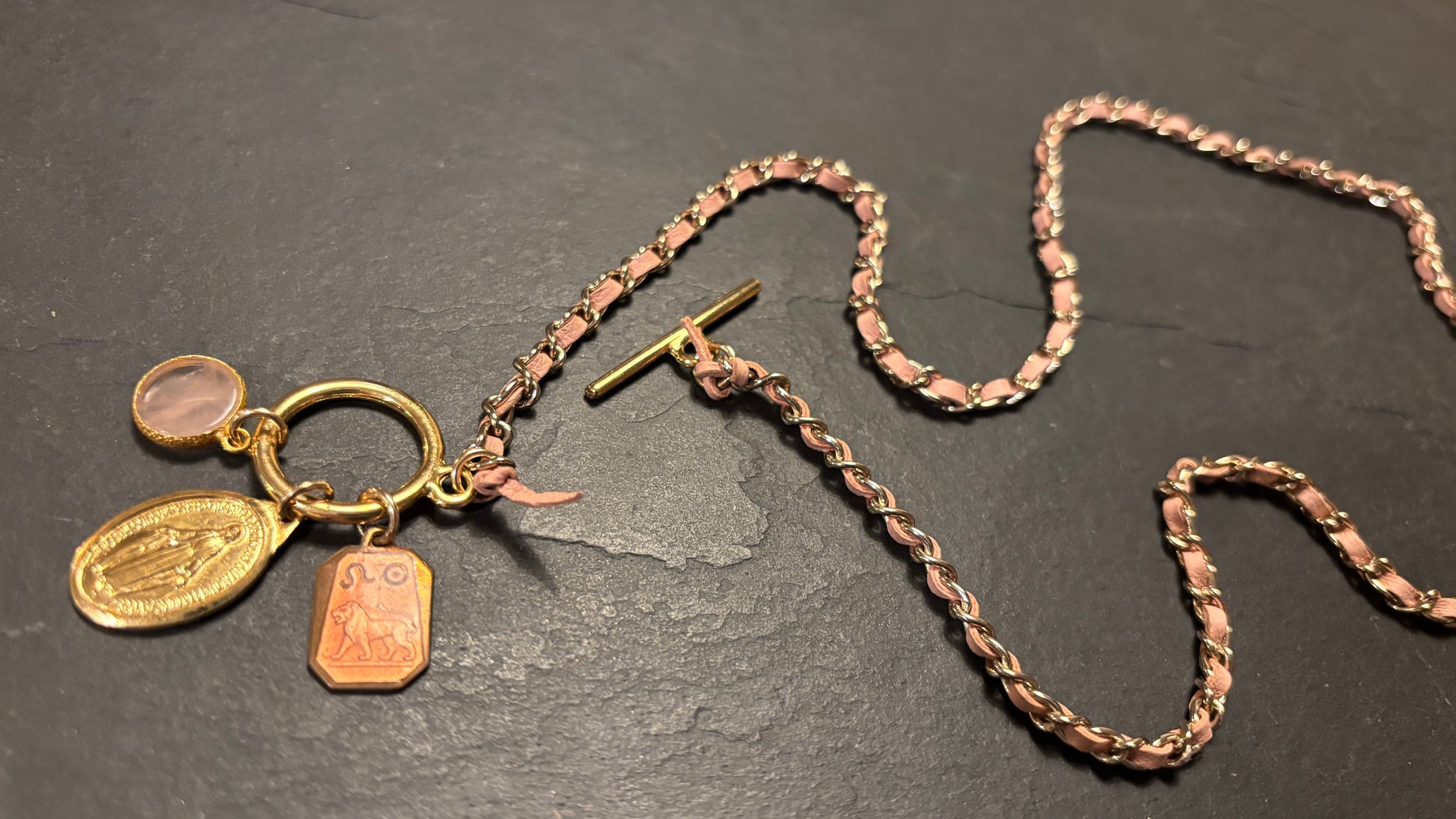 LION. Collier chaîne et cuir rose, quartz et médailles - blissparis