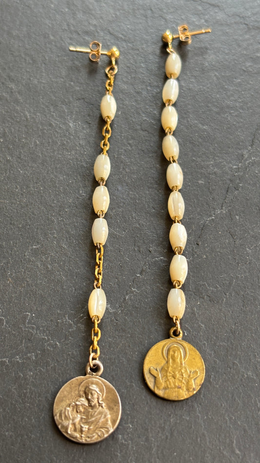 Pendants en perles de nacre et médailles - blissparis