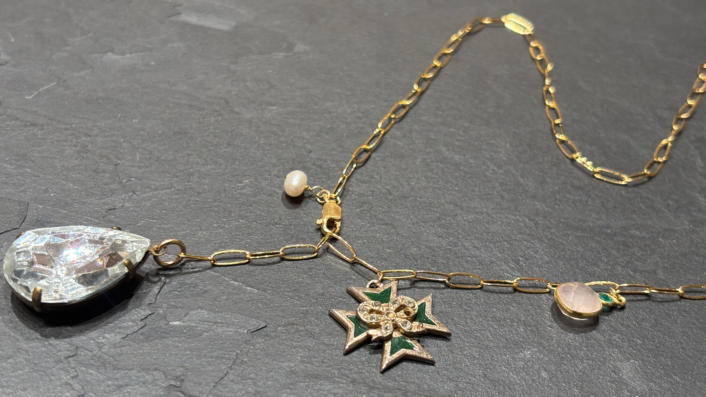 Collier lasso, large strass goutte, croix de Malte