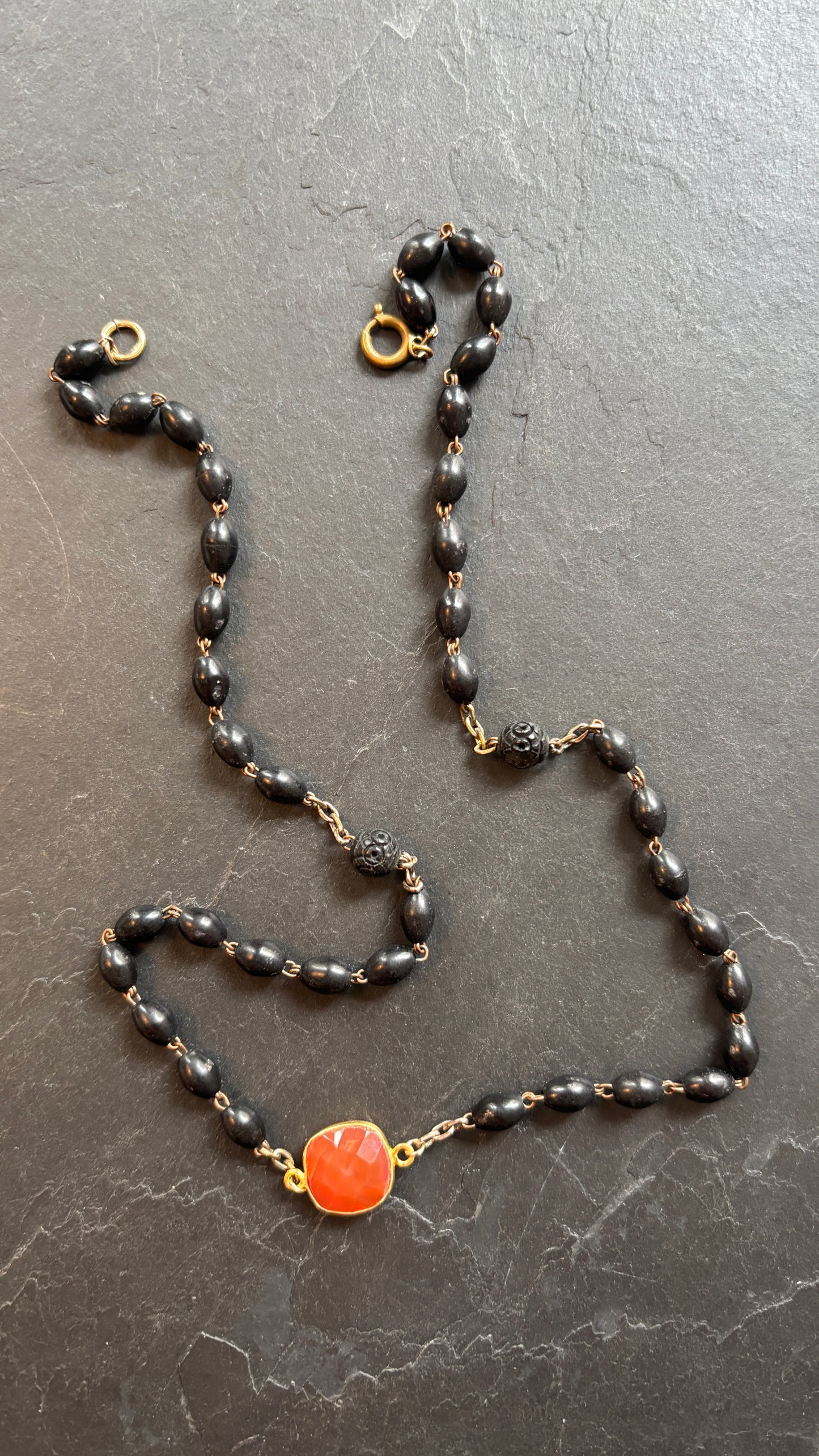 Collier chapelet noir et cornaline - blissparis