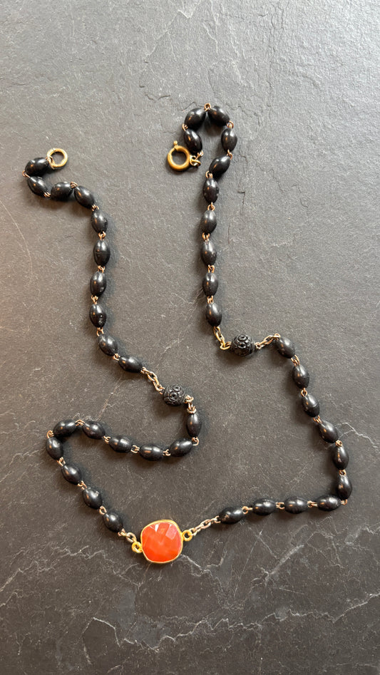 Collier chapelet noir et cornaline - blissparis