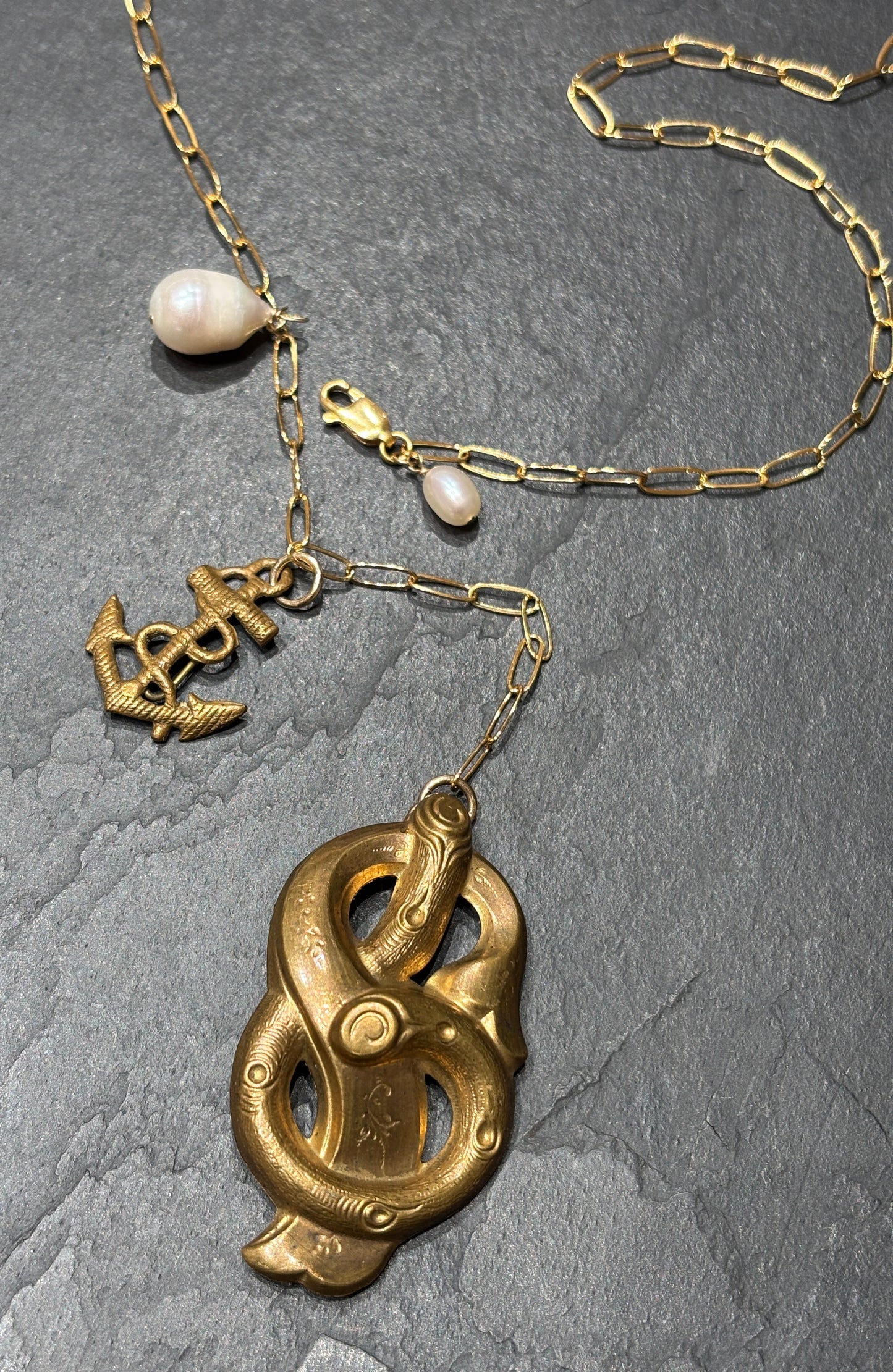Collier lasso, ancre, perle et motif végétal