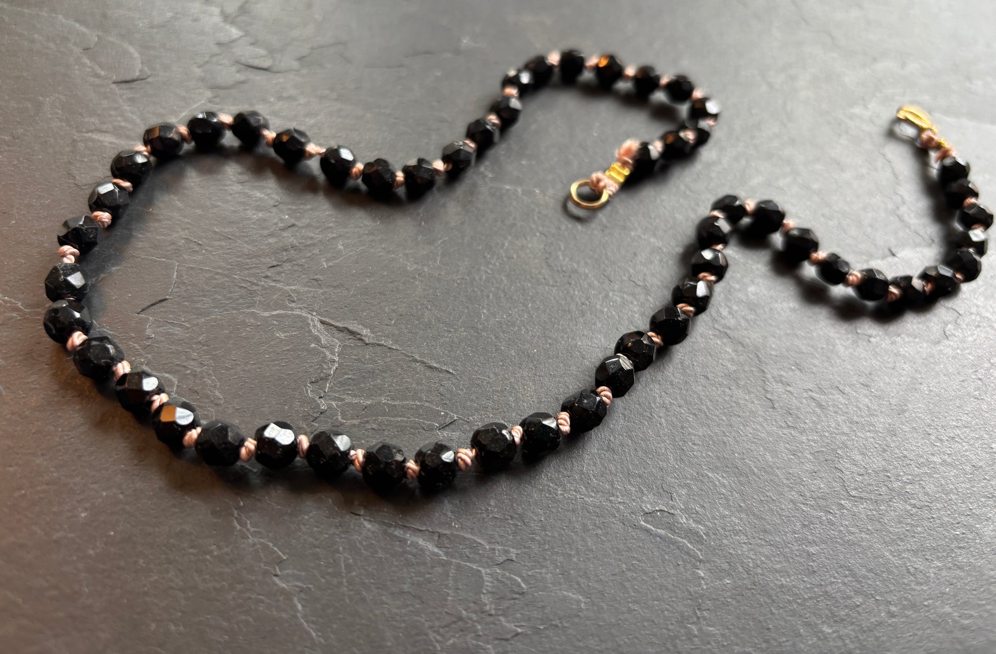 Collier en perles de jais - blissparis