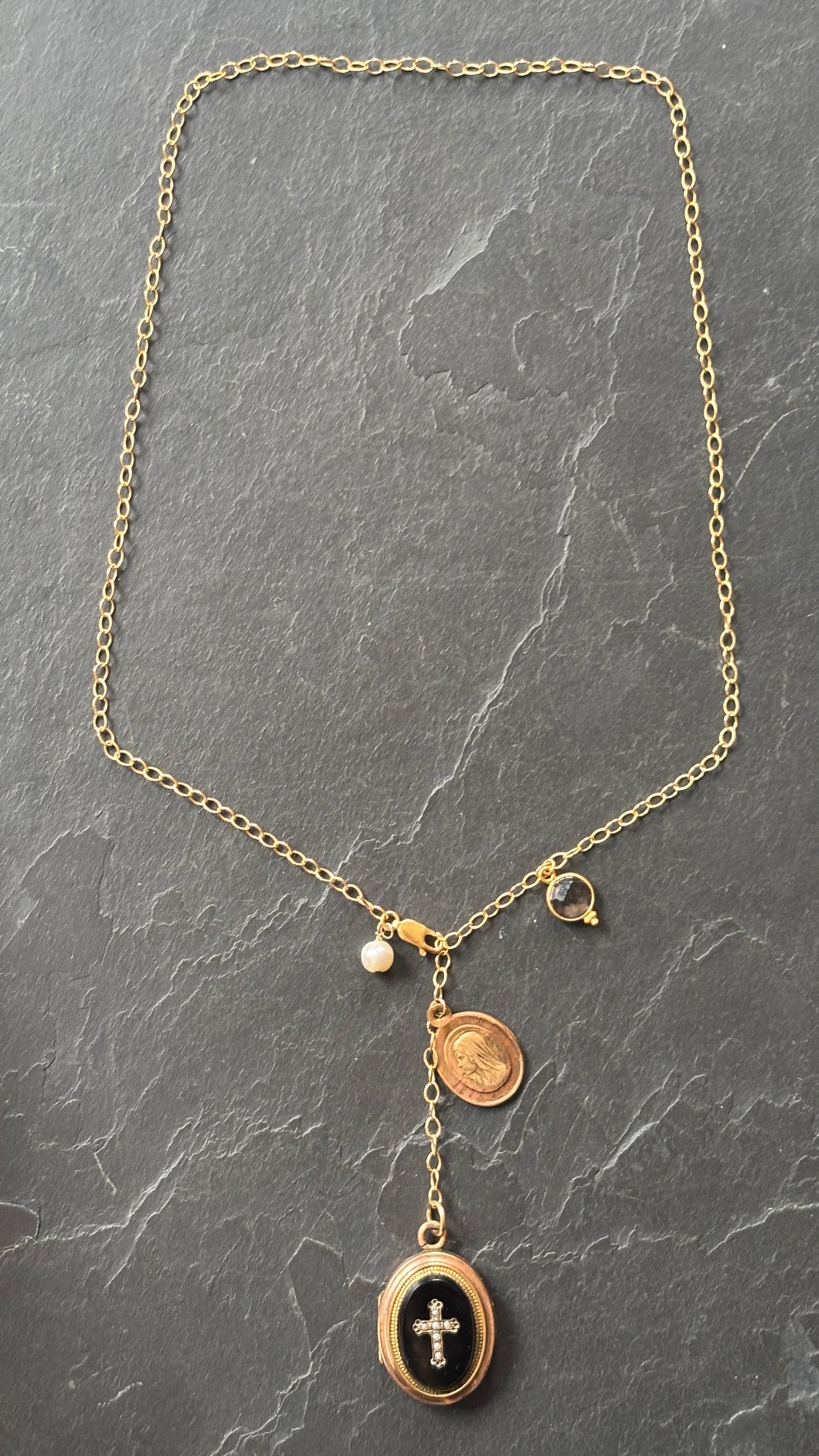 Collier lasso, médaillon Napoléon III, quartz et perle