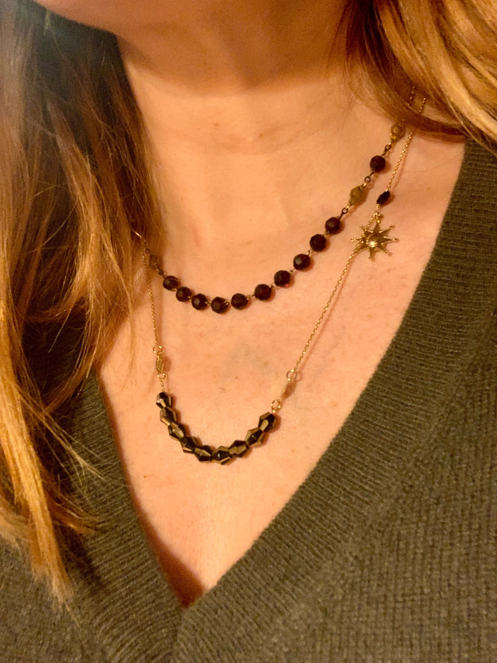 Collier chaîne fine, grenat et perles laquées noires - blissparis