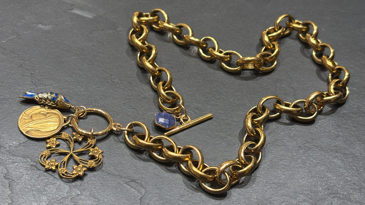 Collier grosse maille, poisson chinois et Vierge au Voile