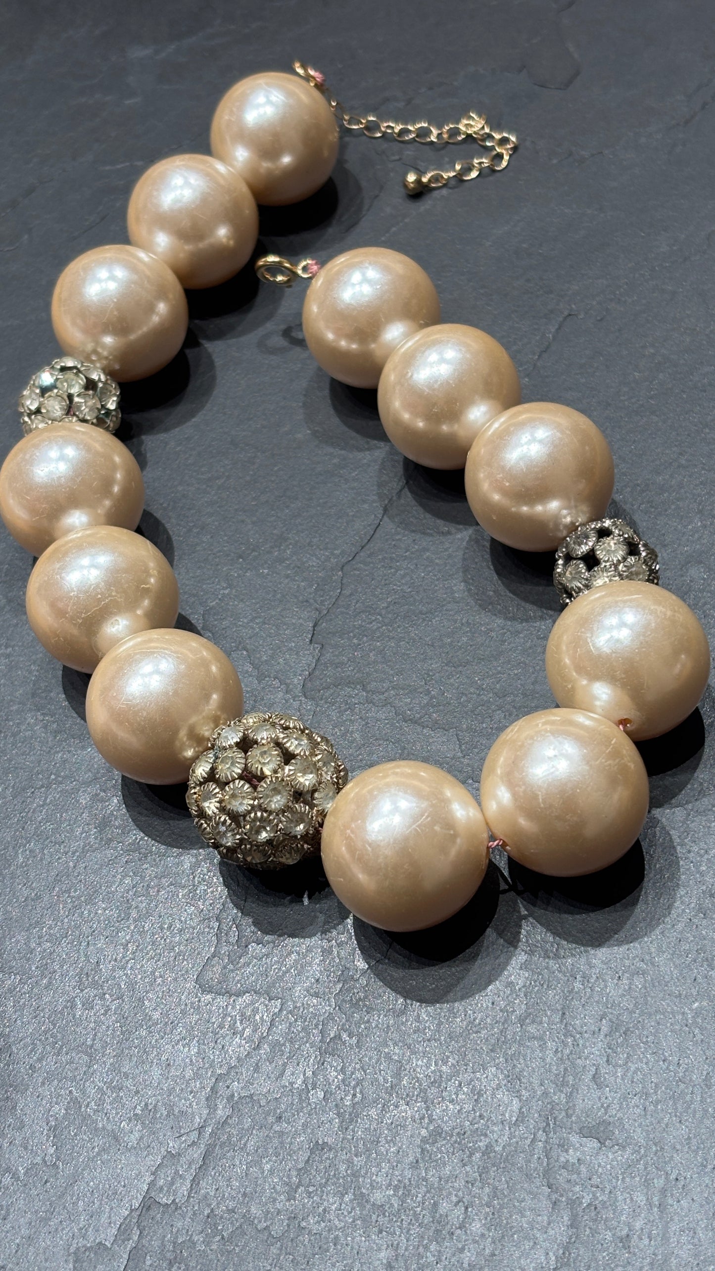 Collier de larges perles et strass