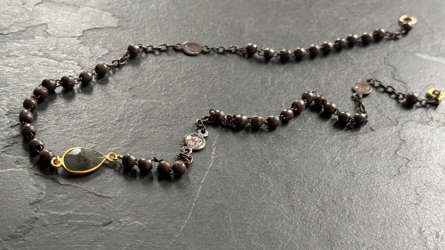 Collier chapelet en acier noirci et labradorite