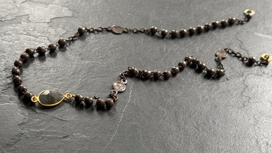 Collier chapelet en acier noirci et labradorite