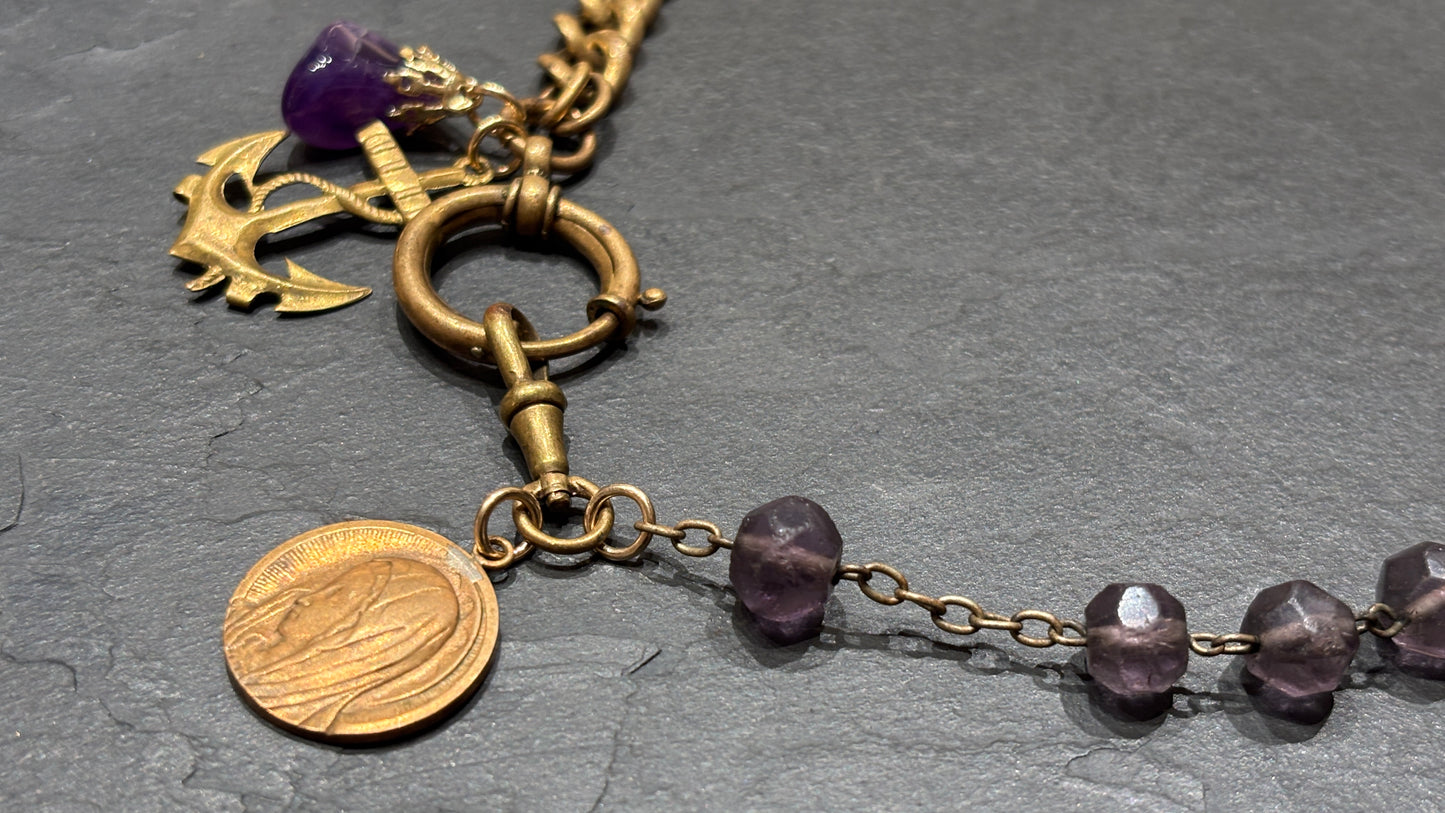 Collier chaîne de montre, chapelet et médailles