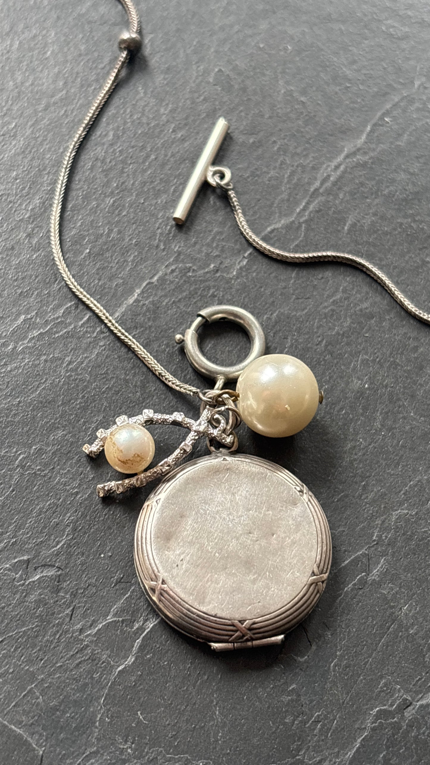 Collier en argent, médaillon à secret et perles